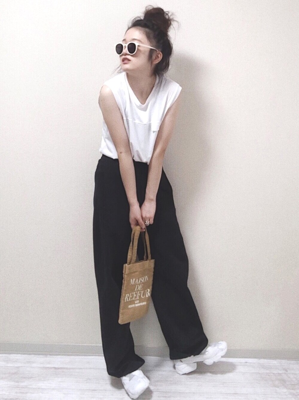 ブラック系のその他パンツ、ホワイト系のタンクトップ、ホワイト系のスニーカーを着用したレディースの夏コーディネートの1枚目の写真