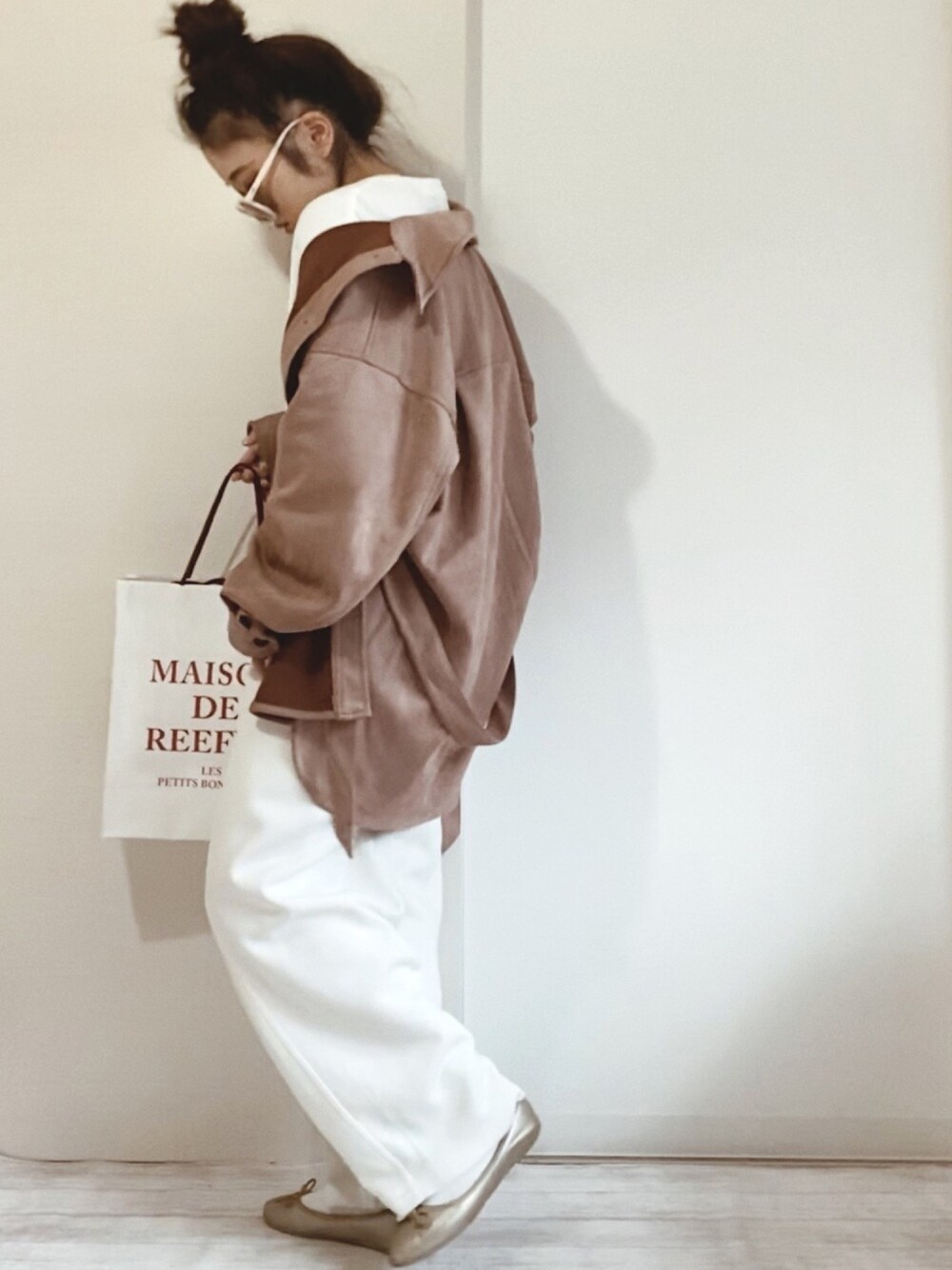 ブラウン系のカバーオール、ホワイト系のその他パンツ、ホワイト系のその他を着用したレディースの冬コーディネートの1枚目の写真