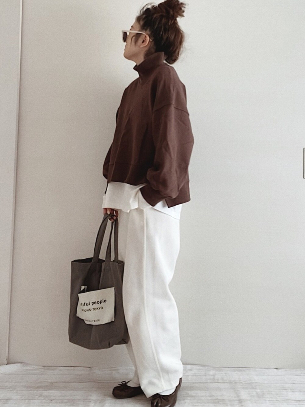 ブラウン系のTシャツ/カットソー、ホワイト系のTシャツ/カットソー、ホワイト系のその他パンツを着用したレディースの春コーディネートの1枚目の写真