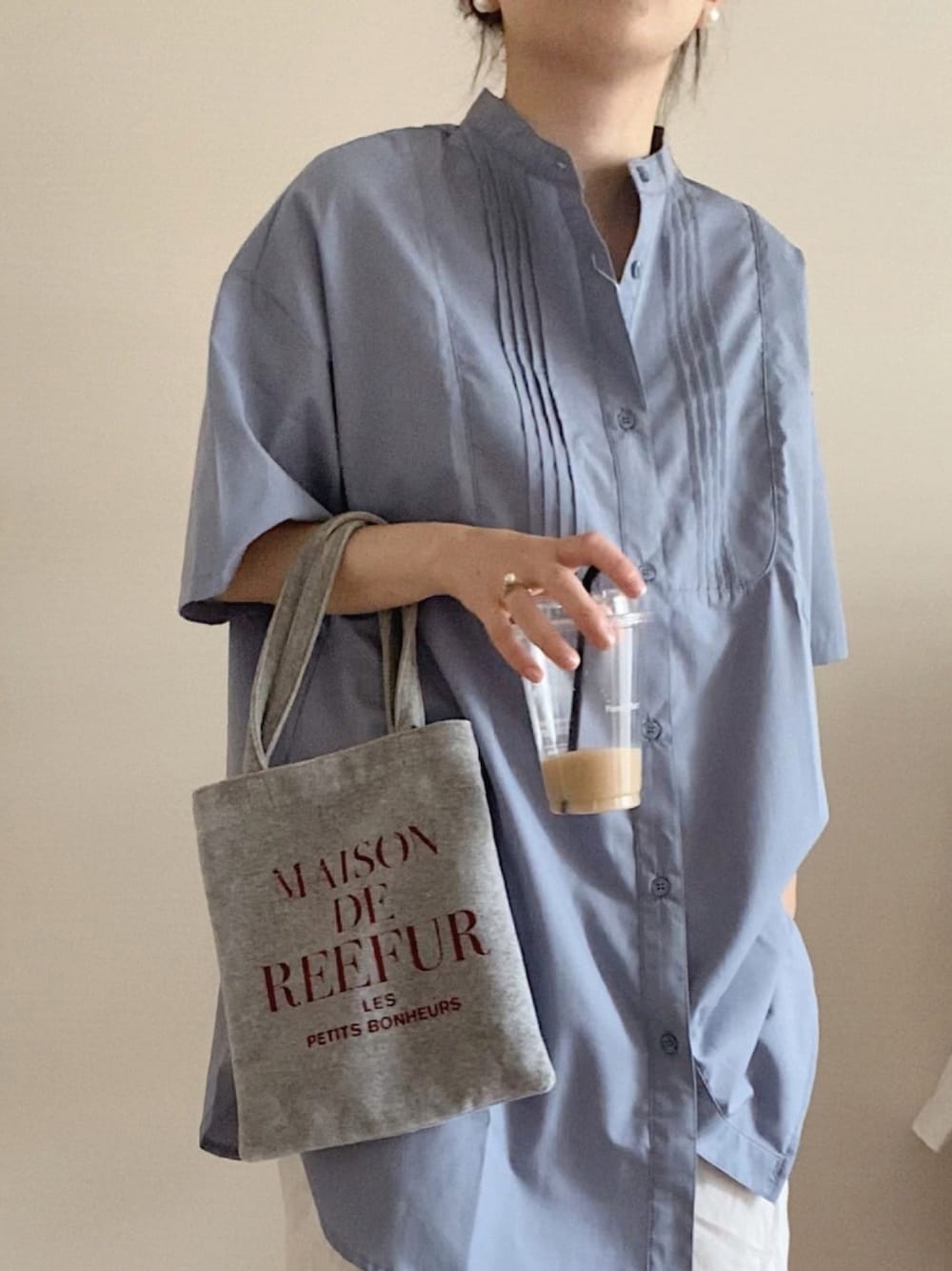 「これが私をアゲる服、青シャツ、シャツスタイル、ブルーコーデ、大人カジュアル、大人コーデ、春コーデ、きれいめカジュアル、ブルーシャツ」｜「MAISON DE REEFURのベロア トート バッグ S（トートバッグ、グレー系）」を使った、 Chankanaさん（レディース・160cm）の春コーディネートの1枚目の写真