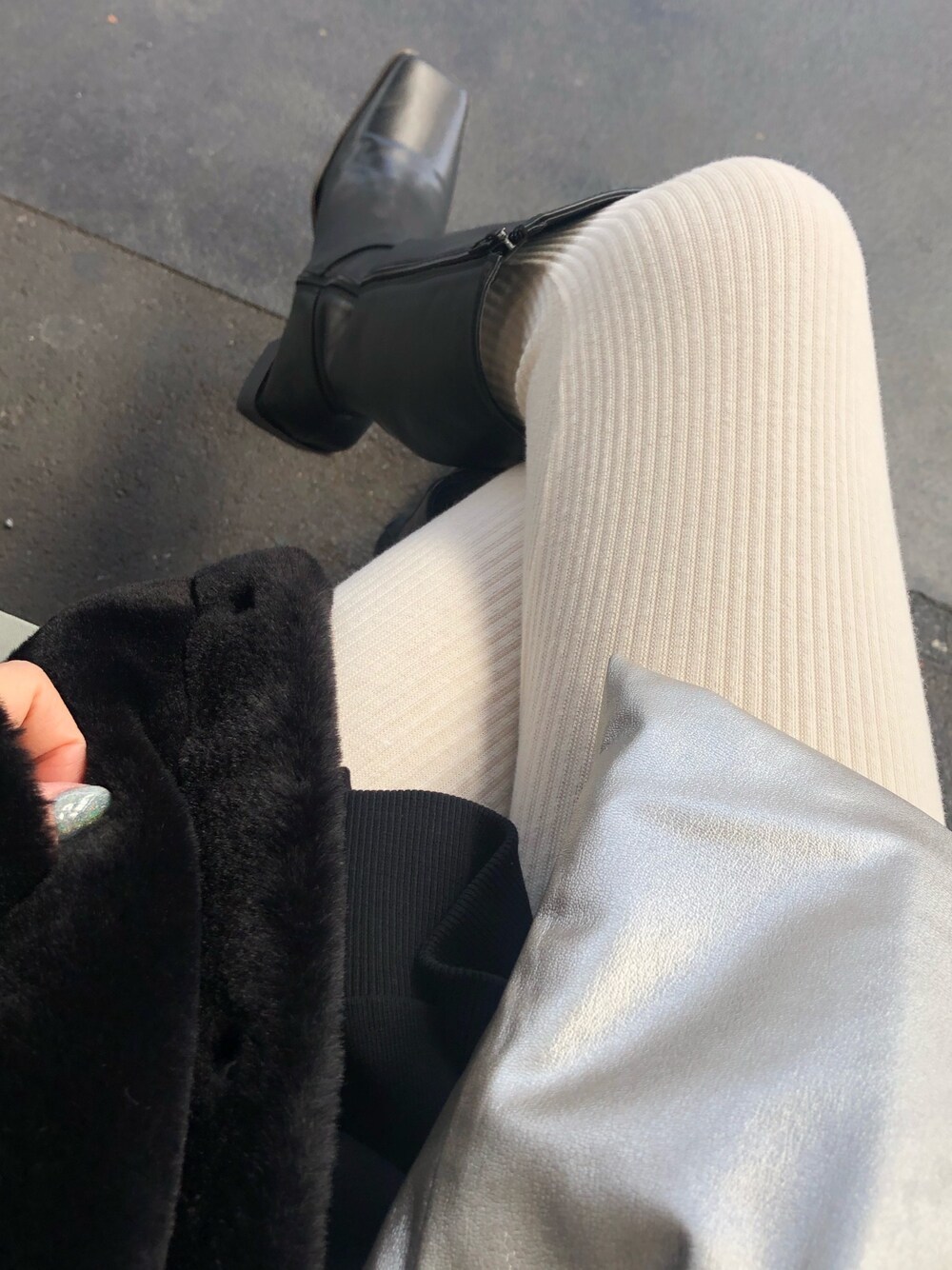 「ロングブーツ、モノトーン、レギンス、ハンドメイド、オトナカジュアル、ネイル」｜「REAL STYLEのアイテム（パンツ、ホワイト系）」を使った、mmさん（レディース・165cm）の冬コーディネートの1枚目の写真