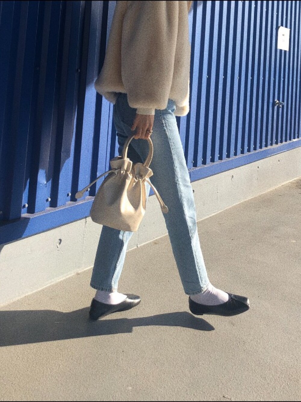 「ファーコート、フラットシューズ、白ソックス、ZARA、デニム、ママコーデ、韓国ファッション」｜「ZARAのアイテム（デニムパンツ、ブルー系）」を使った、mmさん（レディース・165cm）の冬コーディネートの1枚目の写真