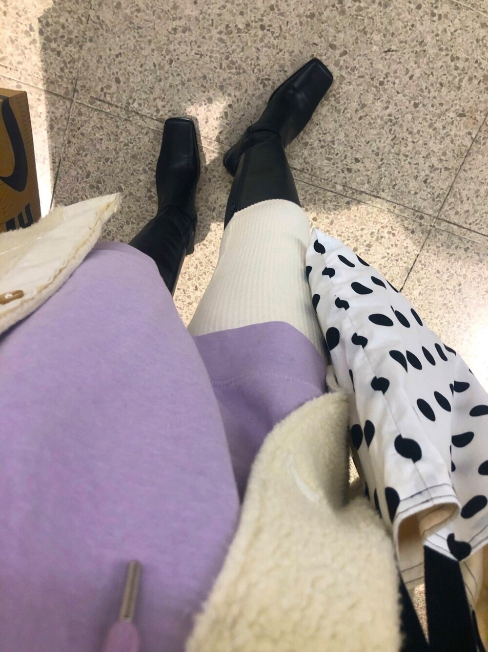 「ボア、レギンス、パーカー、ロングブーツ、おしゃれさんと繋がりたい、オトナカジュアル、ママコーデ、水玉」｜「by muni:rのスクエア　ポイント　ロングブーツ（ブーツ、ブラック系）」を使った、mmさん（レディース・165cm）の冬コーディネートの1枚目の写真