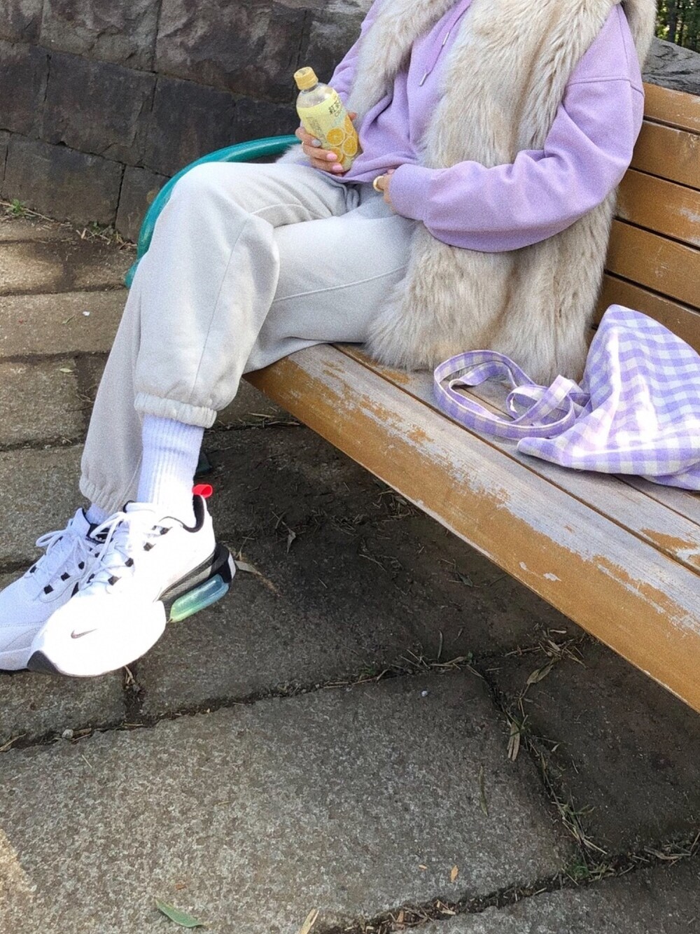 「スニーカー、スポーツミックス、オトナカジュアル、おしゃれさんと繋がりたい、ZARA、ファーコート、NIKE、ギンガムチェック、ママコーデ」｜「H&Mのアイテム（パーカー、パープル系）」を使った、mmさん（レディース・165cm）の冬コーディネートの1枚目の写真