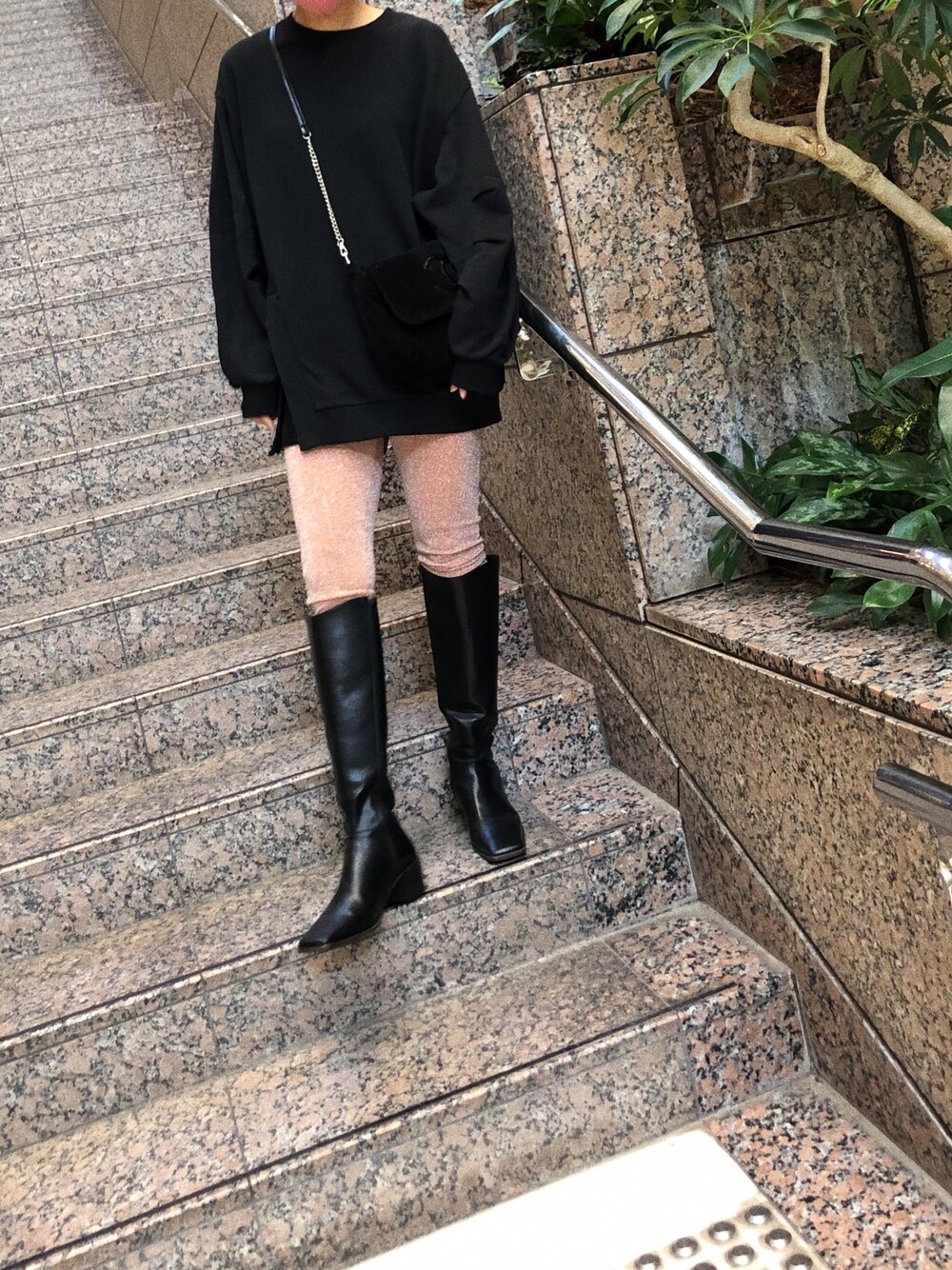 「スエット、ロングブーツ、レギンス、ママコーデ、おしゃれさんと繋がりたい、ファーコート、ピンク、オトナカジュアル」｜「Another Editionのアイテム（レギンス/スパッツ、ピンク系）」を使った、mmさん（レディース・165cm）の冬コーディネートの1枚目の写真