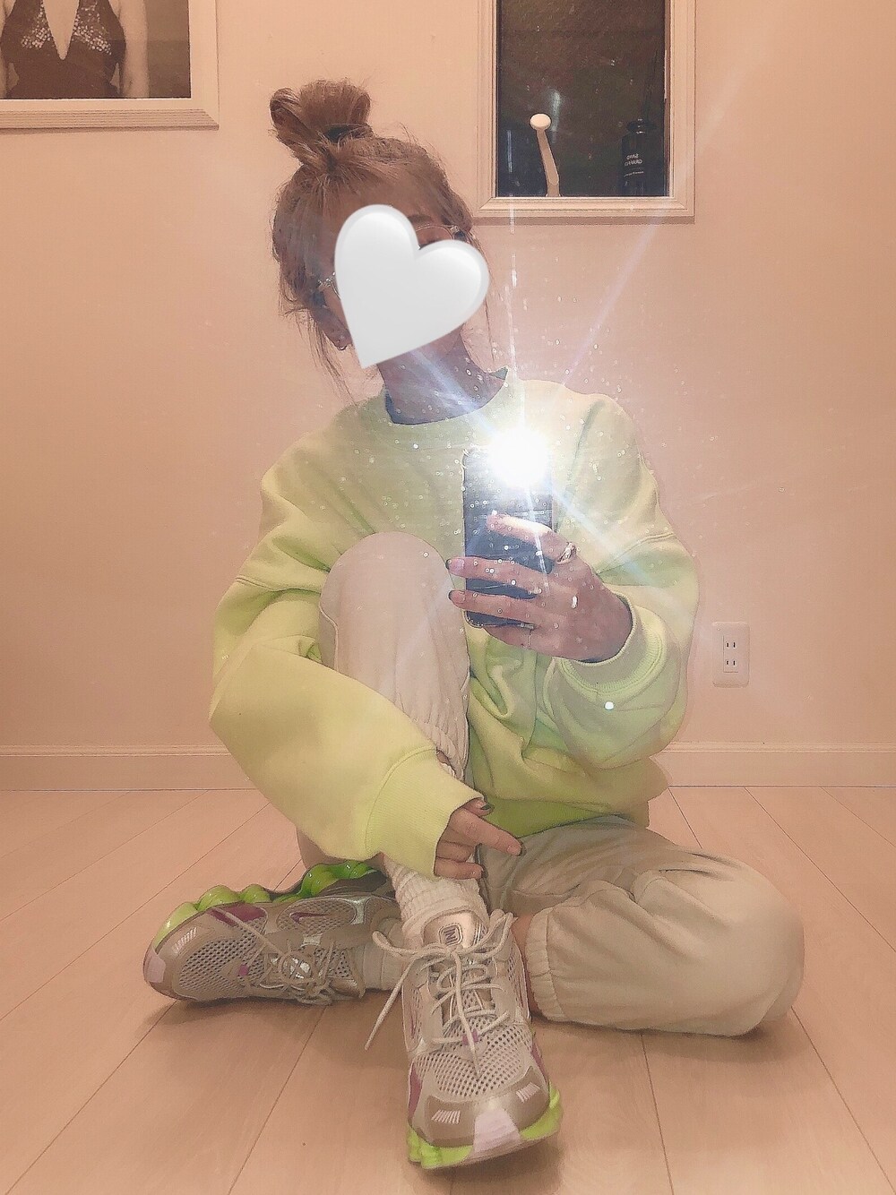 「休日スタイル、スウェット、スウェットパンツ、NIKE、スニーカーコーデ、オトナカジュアル、おしゃれさんと繋がりたい、韓国ファッション、おうちファッション」｜「NIKEのNIKE W SHOX TL NOVA SP (MTLC PLATINUM/METALLIC SILVER-LIME BLAST) 【SP】（スニーカー、シルバー系）」を使った、mmさん（レディース・165cm）の冬コーディネートの1枚目の写真