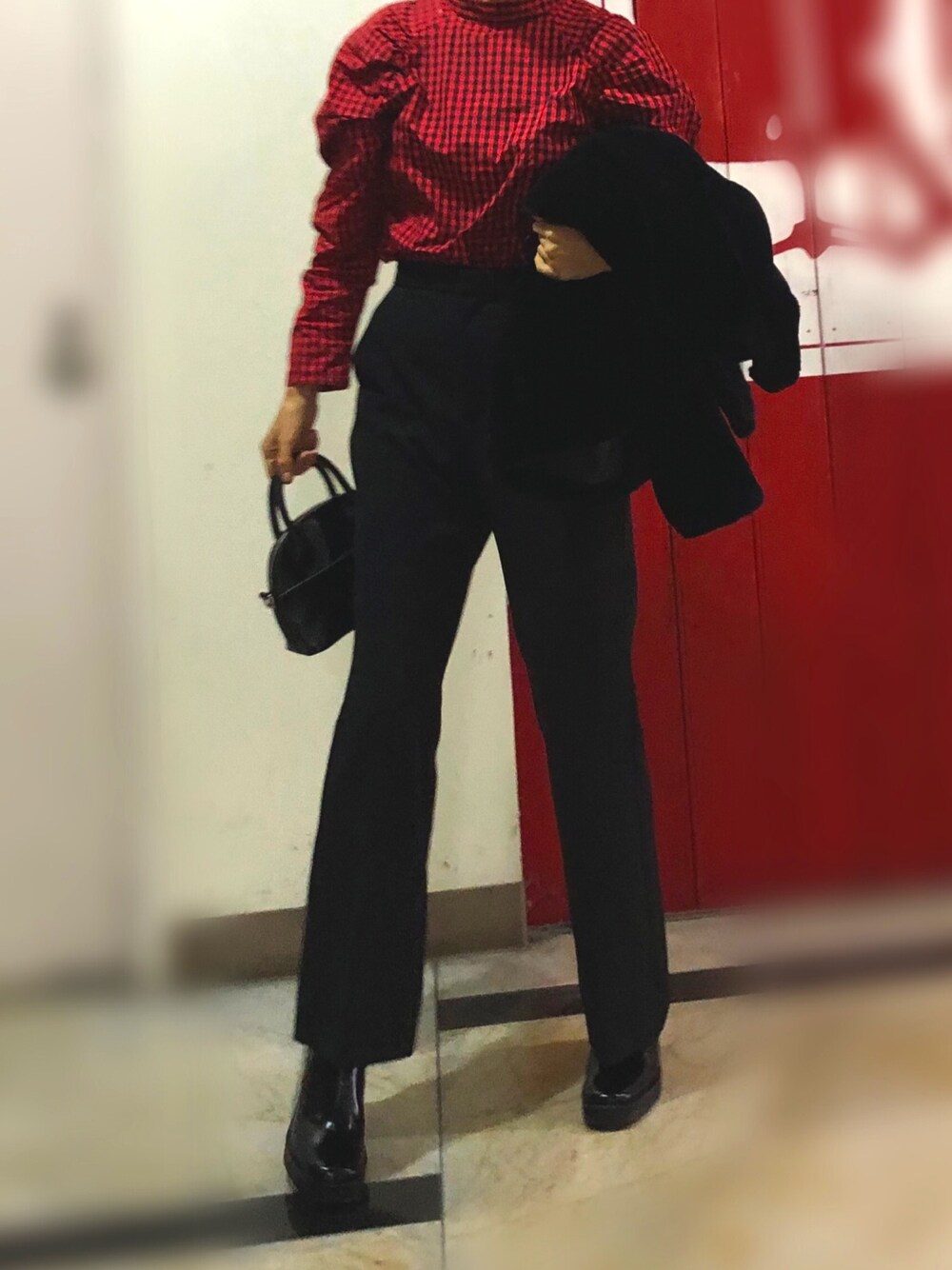 「チェックシャツ、ZARA、ショートブーツ、オトナカジュアル、おしゃれさんと繋がりたい、きれいめカジュアル、サングラス、おだんごヘアー、ファーコート、ママコーデ」｜「GUのアイテム（スラックス、ブラック系）」を使った、mmさん（レディース・165cm）の冬コーディネートの1枚目の写真