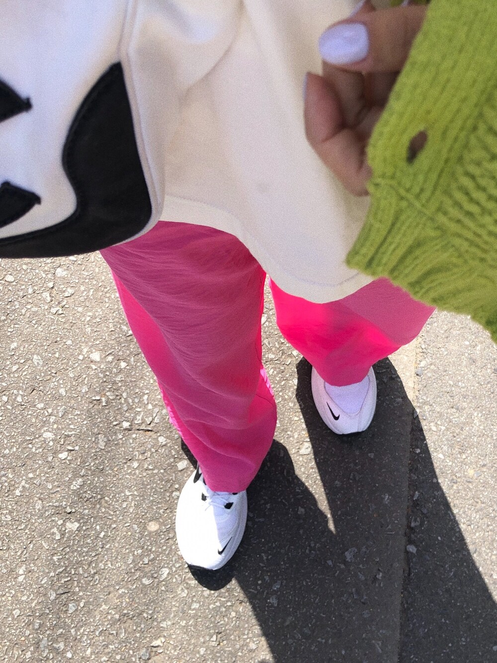 「カジュアルコーデ、大人カジュアル、春コーデ、ピンク、NIKE、ママコーデ、おしゃれさんと繋がりたい」｜「H&Mのアイテム（パンツ、ピンク系）」を使った、mmさん（レディース・165cm）の春コーディネートの1枚目の写真