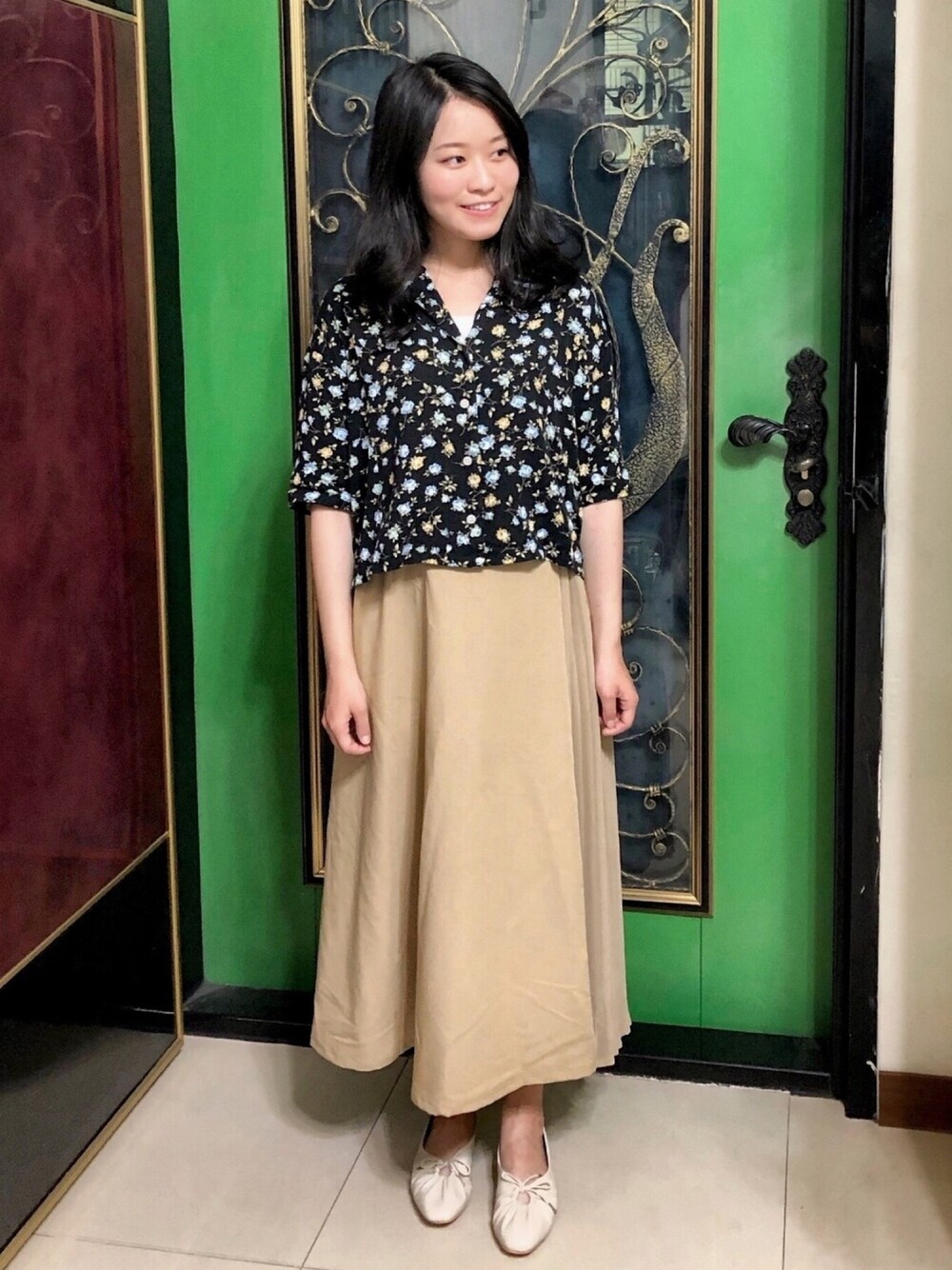 「低身長コーデ、niko and ...、LOWRYS FARM、花柄」｜「LOWRYS FARMのハナガラカイキンシャツ　804609（シャツ/ブラウス、ブラック系）」を使った、晴ʕ•ᴥ•ʔ🇹🇼さん（レディース・153cm）の春コーディネートの1枚目の写真