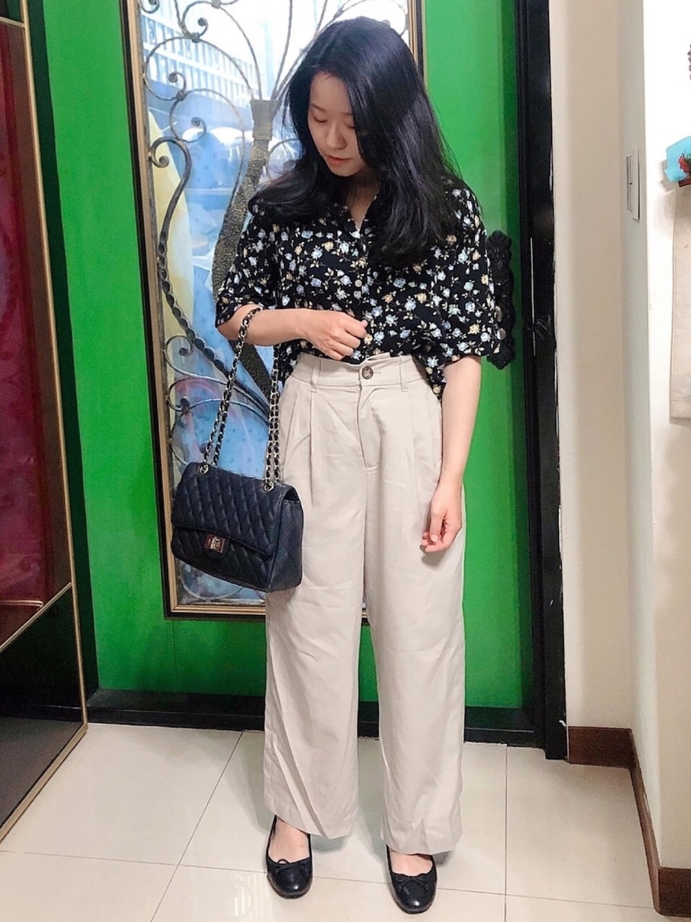 「LOWRYS FARM」｜「LOWRYS FARMのハナガラカイキンシャツ　804609（シャツ/ブラウス、ブラック系）」を使った、晴ʕ•ᴥ•ʔ🇹🇼さん（レディース・153cm）の夏コーディネートの1枚目の写真