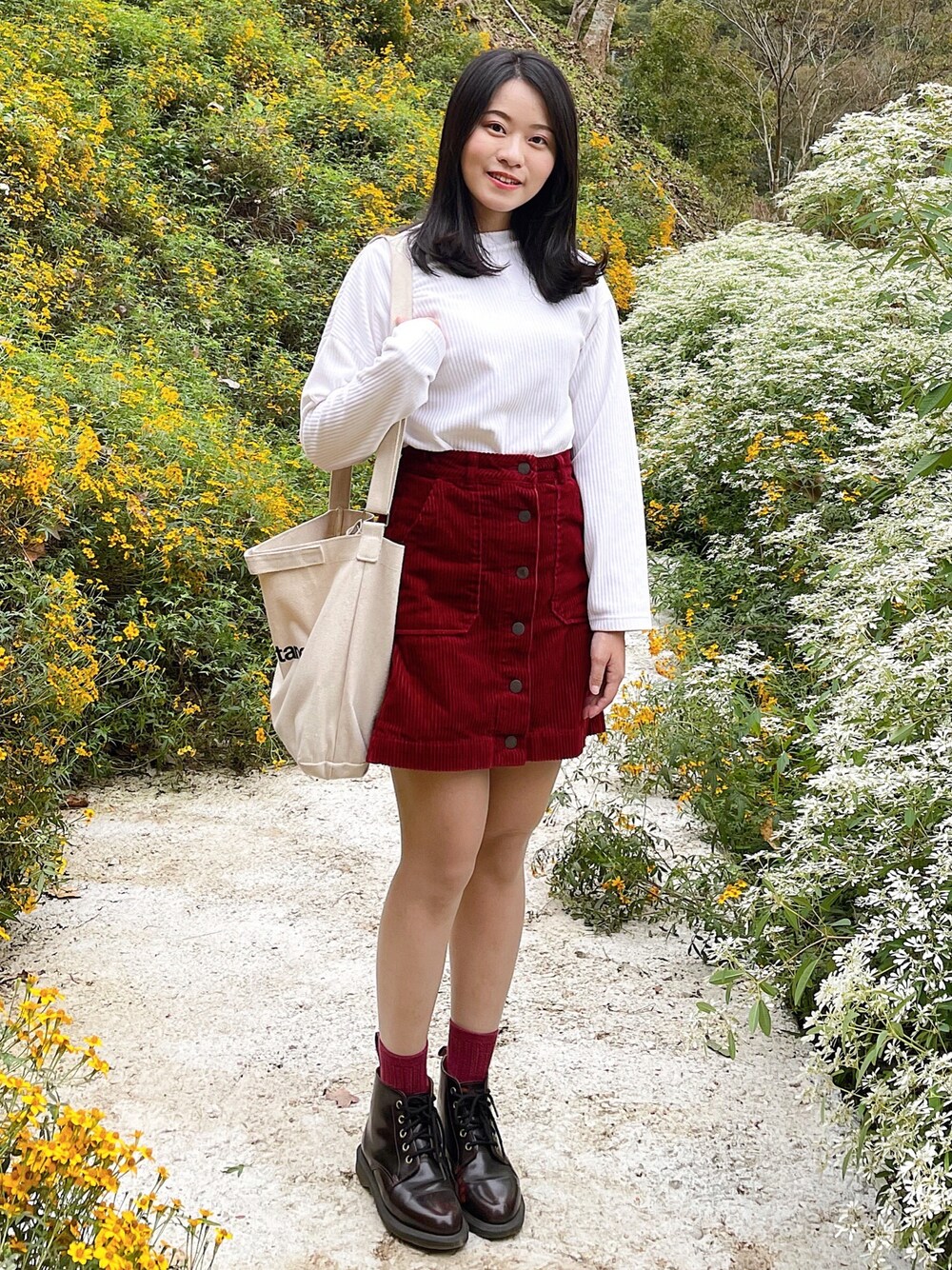 「低身長コーデ、LOWRYS FARM、Kastane、Dr.Martens」｜「LOWRYS FARMのベロアリップルプルオーバー　735516  （Tシャツ/カットソー、ホワイト系）」を使った、晴ʕ•ᴥ•ʔ🇹🇼さん（レディース・153cm）の冬コーディネートの1枚目の写真