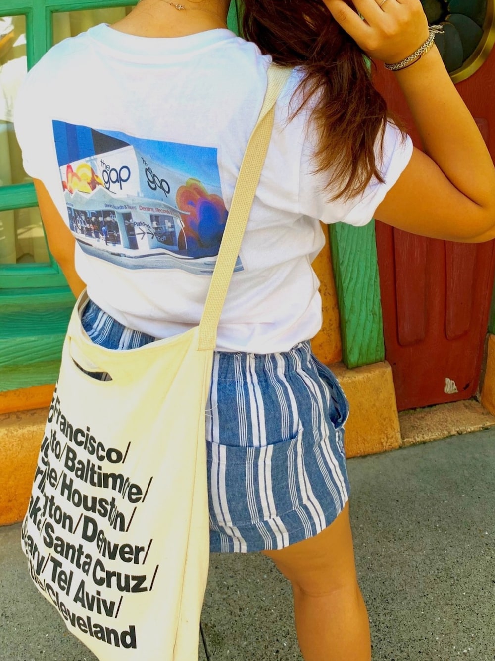 「GAP、GAPコーデ、ディズニー、ディズニーコーデ、夏ディズニー、楽チンコーデ、gapTシャツ」｜「GAPのGap ロゴグラフィック ポケットtシャツ（Tシャツ/カットソー、ホワイト系）」を使った、Kaedeさん（レディース・160cm）の夏コーディネートの1枚目の写真