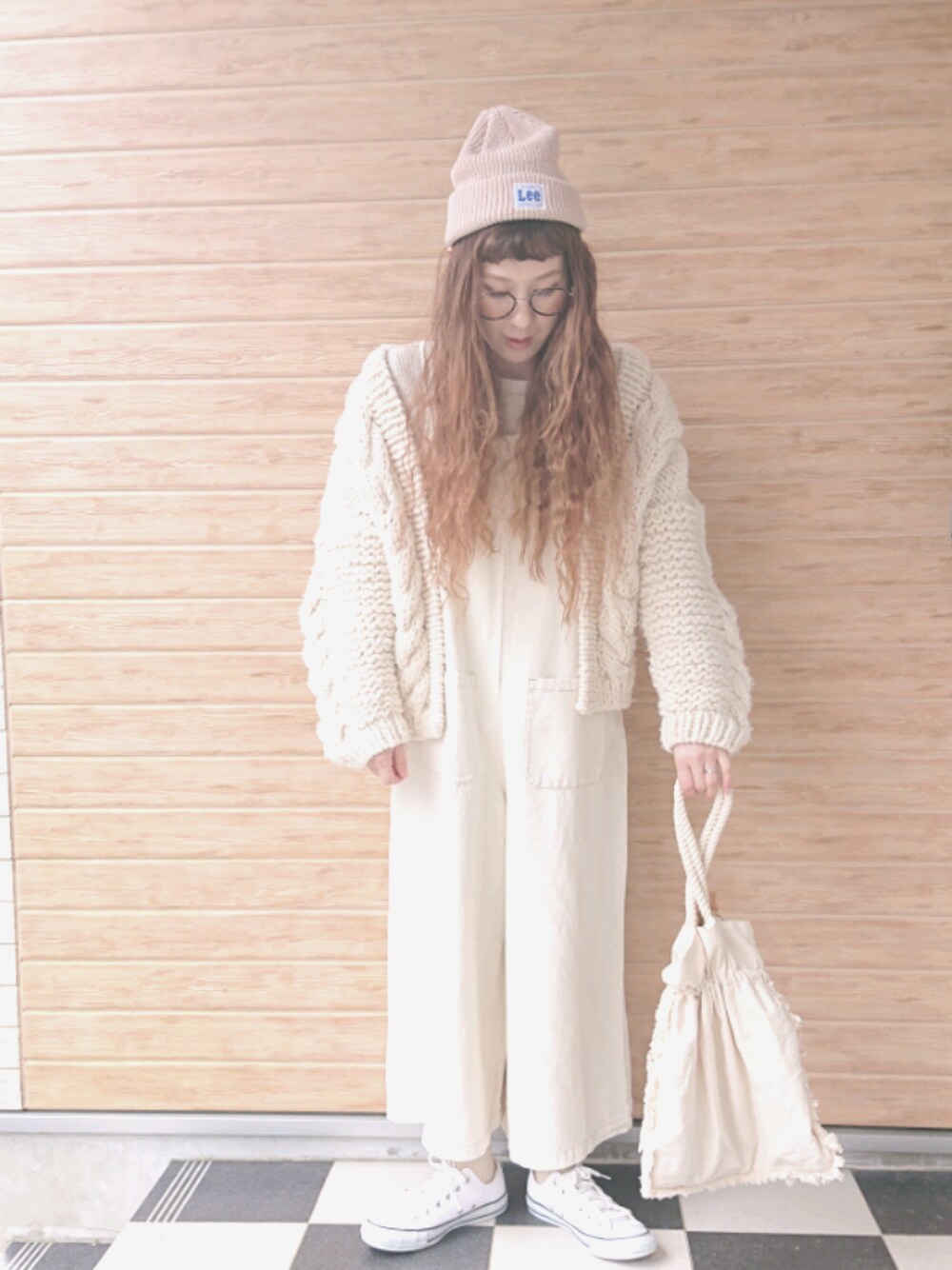 「ワントーンコーデ、ZARA、プチプラ、converse、カオリノモリ」｜「audrey and john wadのニットカーディガン（カーディガン/ボレロ、ホワイト系）」を使った、ゆめるんさん（レディース・161cm）の春コーディネートの1枚目の写真