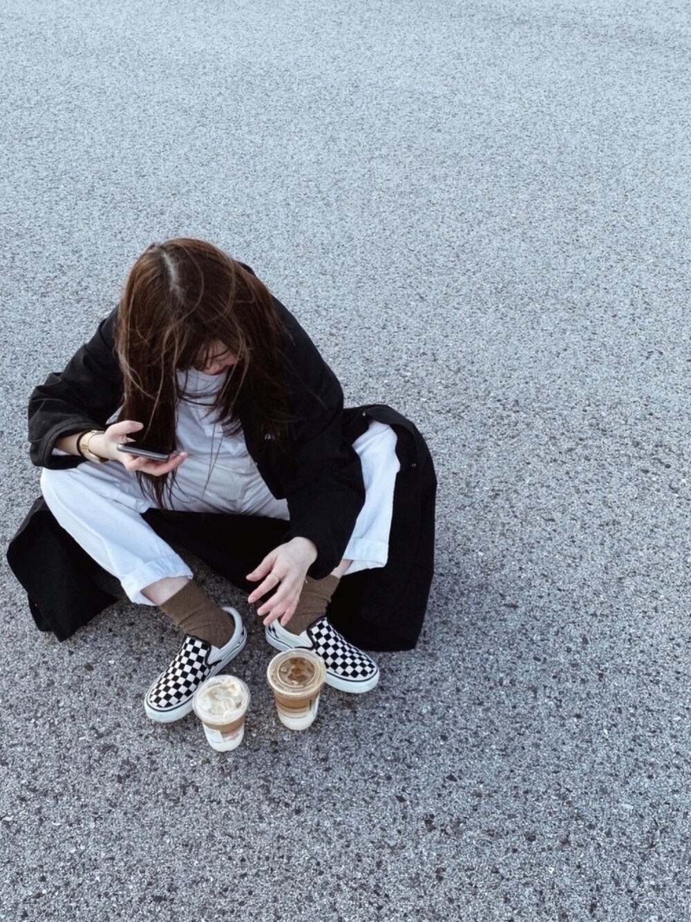 「休日スタイル、おしゃれさんと繋がりたい、ホワイトコーデ、スニーカーコーデ、白シャツ」｜「URBAN RESEARCHのアイテム（シャツ/ブラウス、ホワイト系）」を使った、achan.さん（レディース・154cm）の春コーディネートの1枚目の写真