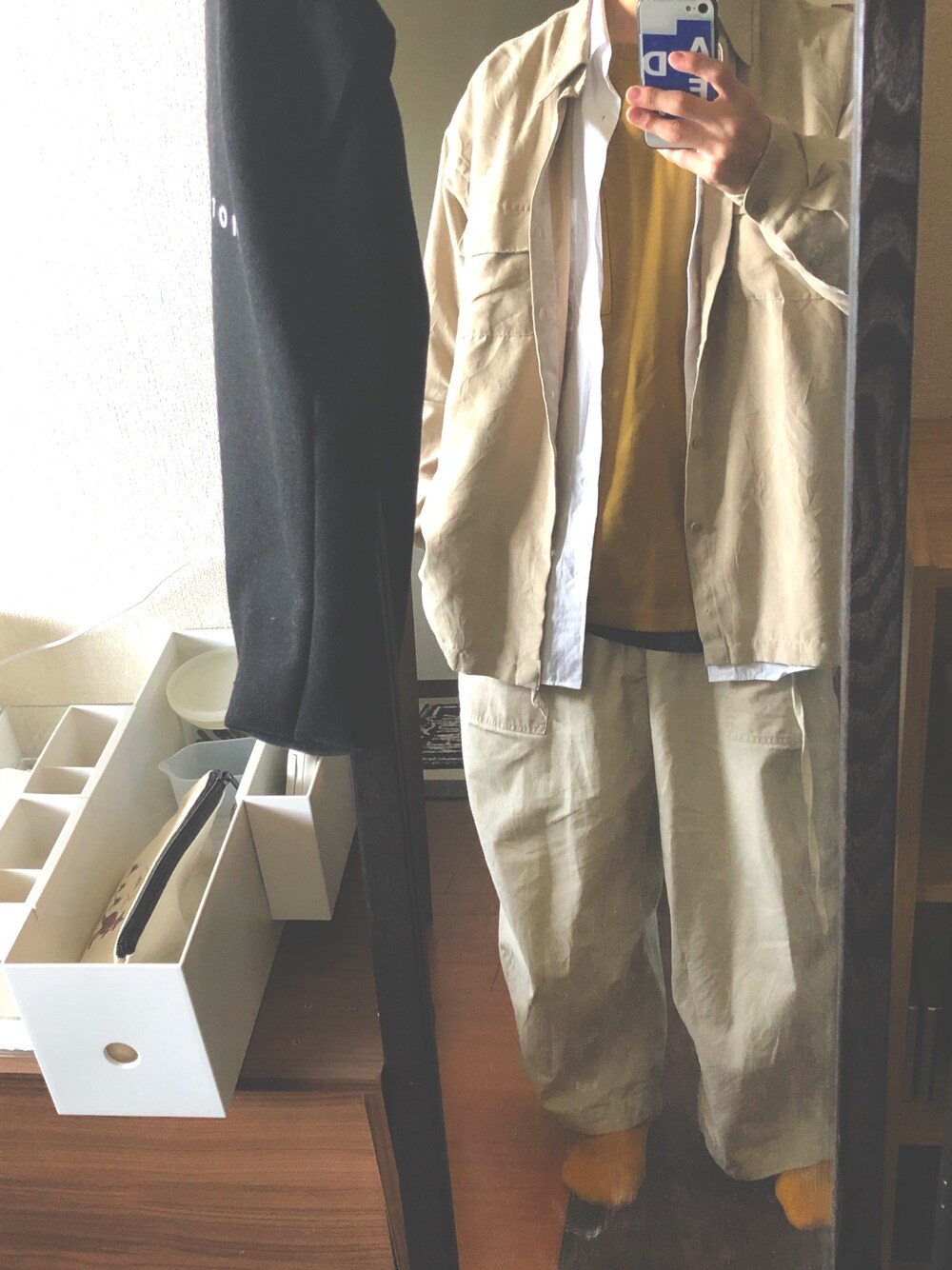 ホワイト系のカーゴパンツ、イエロー系のTシャツ/カットソー、ホワイト系のシャツ/ブラウスを着用したメンズの春コーディネートの1枚目の写真