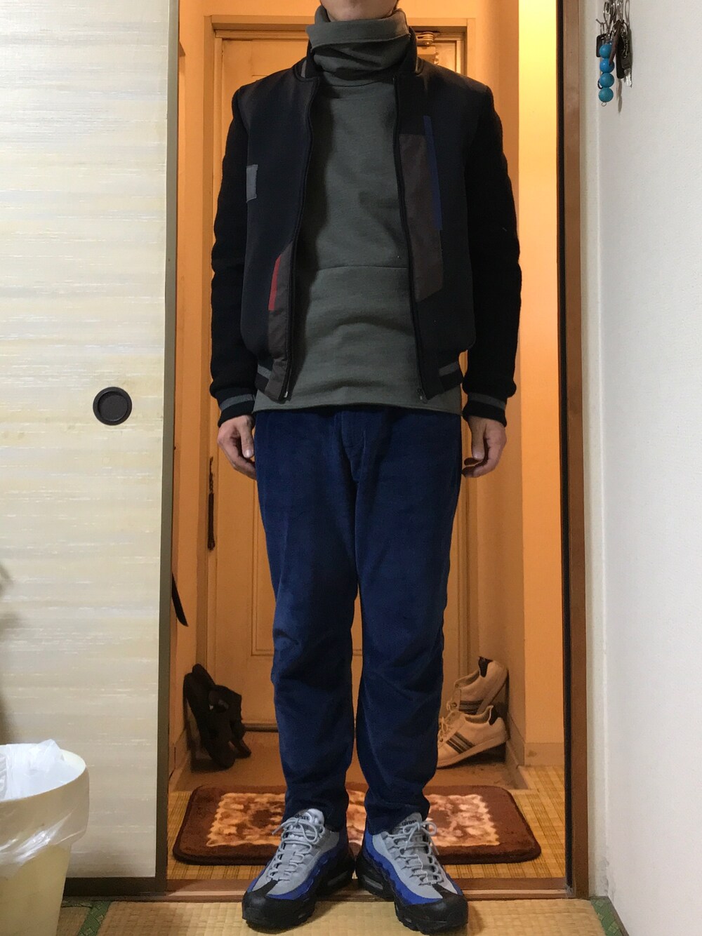 「ブルゾン、オトナカジュアル、冬コーデ、おしゃれさんと繋がりたい、ブラック、スニーカー、スポーツミックス、タートルネック」｜「NIKEのアイテム（スニーカー、ブルー系）」を使った、はさんさん（メンズ・175cm）の冬コーディネートの1枚目の写真