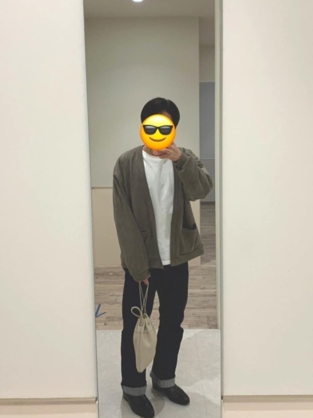 グレー系のカーディガン/ボレロ、ベージュ系のショルダーバッグ、ブラック系のドレスシューズを着用したメンズの冬コーディネートの1枚目の写真