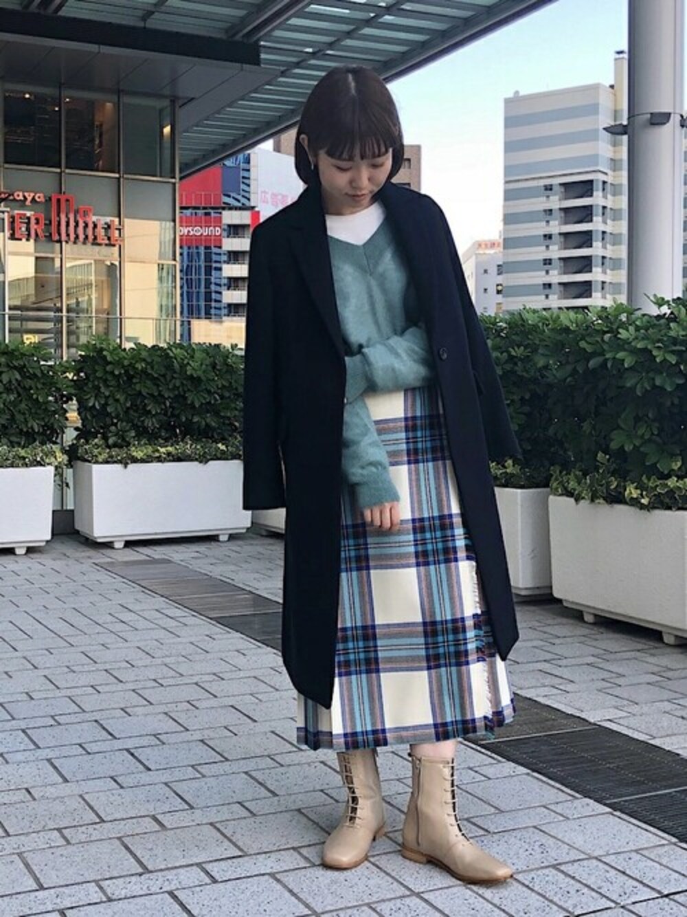 「チェスターコート、チェックスカート、シップス フォー ウィメン(SHIPS for women)、大人かわいい」｜「SHIPSのチェスターコート20FW◆（チェスターコート、ブルー系）」を使った、加藤さん（レディース・158cm）の秋コーディネートの1枚目の写真
