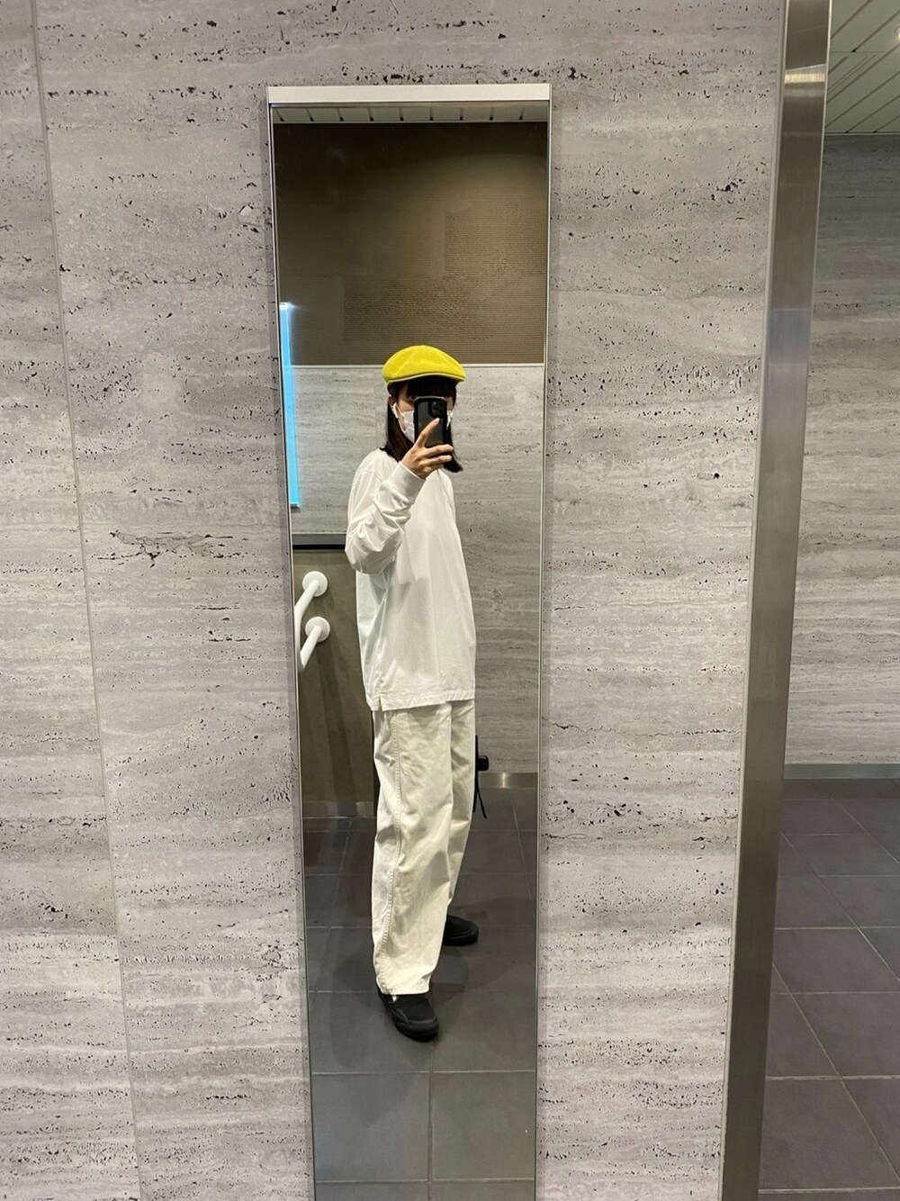 「ラクチンコーデ、ストリートコーデ、ホワイトコーデ、UNIQLO、converse、TENBOX、KANGOL」｜「UNIQLOのエアリズムUVカットクルーネックT（長袖）（Tシャツ/カットソー、ホワイト系）」を使った、no.6さん（レディース・161cm）の春コーディネートの1枚目の写真
