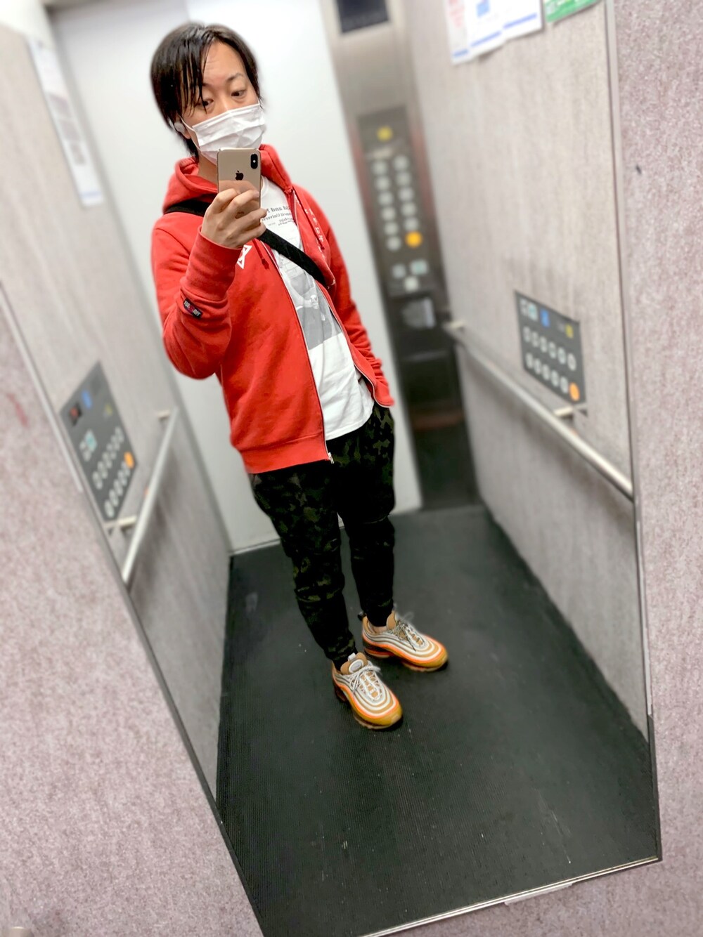 「ナイキ、エアマックス97、ユーティリティ」｜「NIKEのNIKE TECH FLEECE PANTS 1MM（その他パンツ、その他）」を使った、yasucocoさん（メンズ・172cm）の夏コーディネートの1枚目の写真