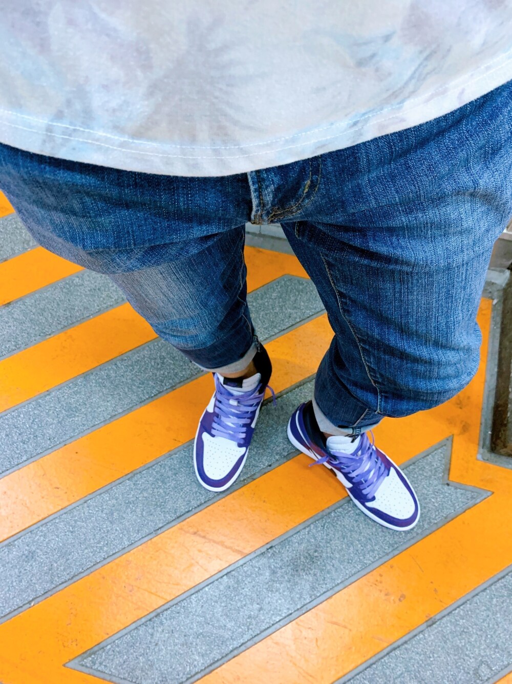 「初おろし、エアジョーダン1、aj1、シンプルコーデ、雨の日」｜「AIR JORDANのアイテム（スニーカー、パープル系）」を使った、yasucocoさん（メンズ・172cm）の夏コーディネートの1枚目の写真