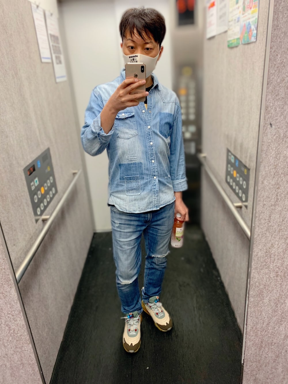 「デニムオンデニム、トラヴィス」｜「NIKEのアイテム（スニーカー、ブラウン系）」を使った、yasucocoさん（メンズ・172cm）の夏コーディネートの1枚目の写真