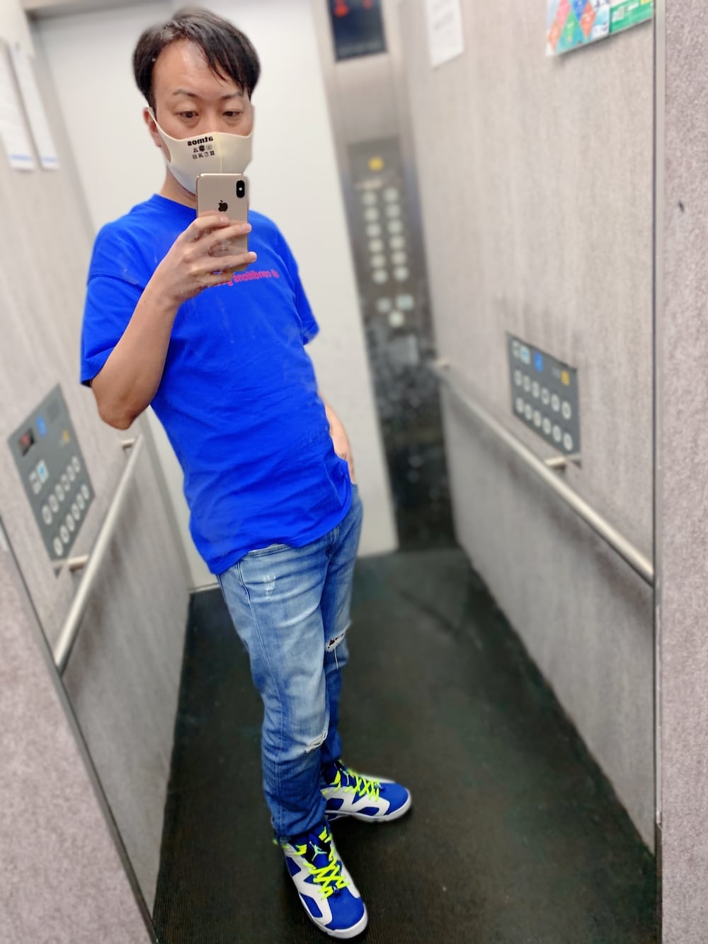 「ブルー、ブルーコーデ、ブルー x ホワイト、airjordan6、スニーカースタイル、Tシャツ」｜「NIKEのNike Acg Nrg Oversized Logo-Print Cotton-Jersey T-Shirt（Tシャツ/カットソー、ブルー系）」を使った、yasucocoさん（メンズ・172cm）の夏コーディネートの1枚目の写真