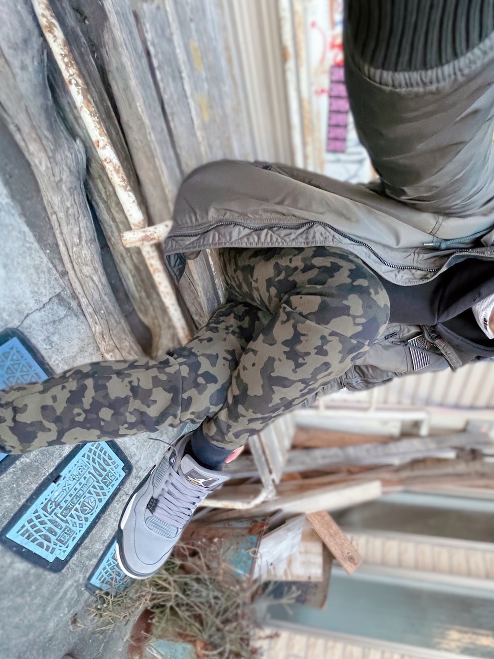「スニーカー好きと繋がりたい、エアジョーダン4、AJ4、alpha、NIKE、ミリタリー、Mirror9」｜「AIR JORDANのアイテム（スニーカー、グレー系）」を使った、yasucocoさん（メンズ・172cm）の冬コーディネートの1枚目の写真