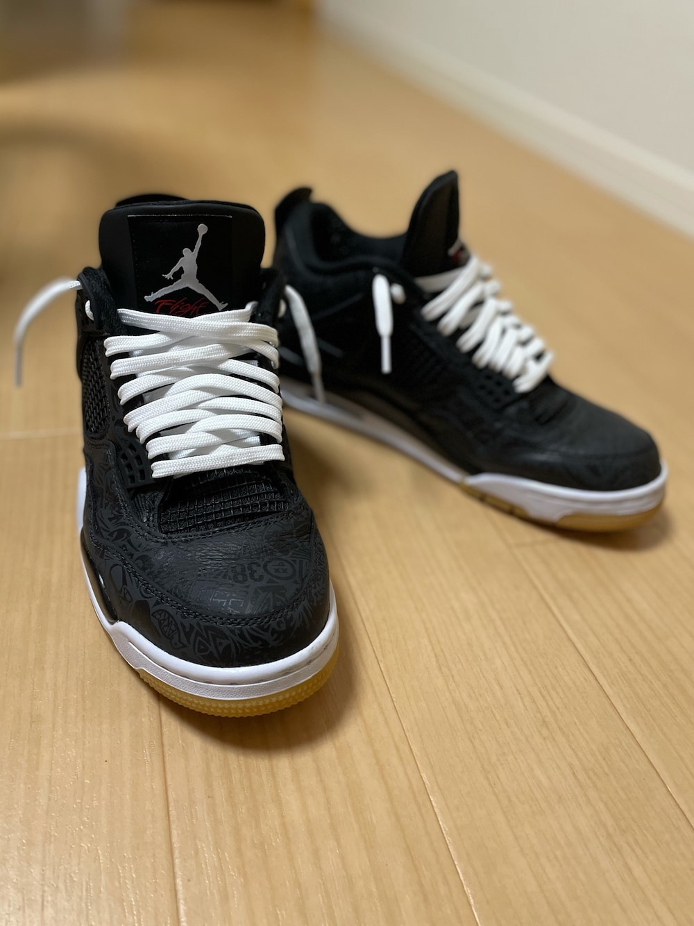 「エアジョーダン4、スペシャル・エディション、白シューレース、AJ4、ガムソール」｜「AIR JORDANのアイテム（スニーカー、ブラック系）」を使った、yasucocoさん（メンズ・172cm）の冬コーディネートの1枚目の写真