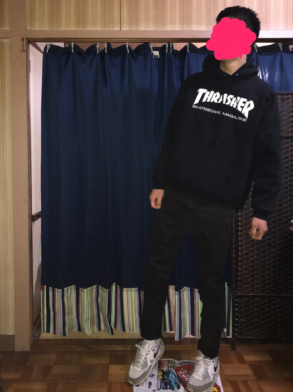 「ナイキスニーカー、NIKE、UNIQLO、スラッシャー、THRASHER」｜「THRASHERのアイテム（パーカー、ブラック系）」を使った、もんべえさん（メンズ・180cm）の冬コーディネートの1枚目の写真