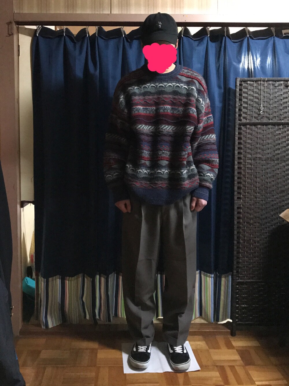 「古着、スラックス、バンズ、VANS、ニット、キャップ、スニーカー」｜「VANSのアイテム（スニーカー、ブラック系）」を使った、もんべえさん（メンズ・180cm）の冬コーディネートの1枚目の写真