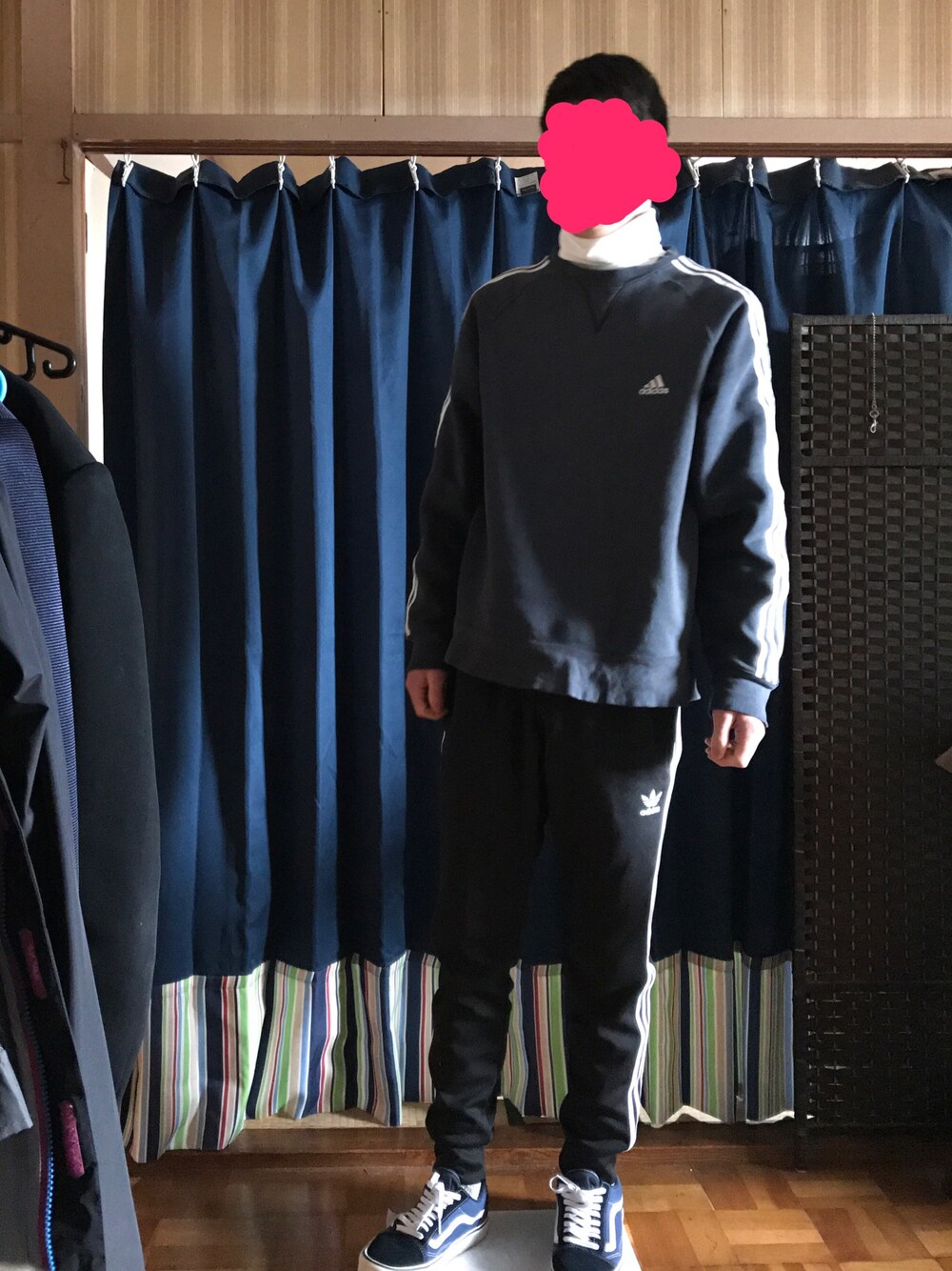 「adidas、adidas originals、アディダス、ストリート、バンズ、VANS、ユニクロ、スウェット、古着MIX、黒」｜「adidasのアイテム（スウェット、ブルー系）」を使った、もんべえさん（メンズ・180cm）の春コーディネートの1枚目の写真