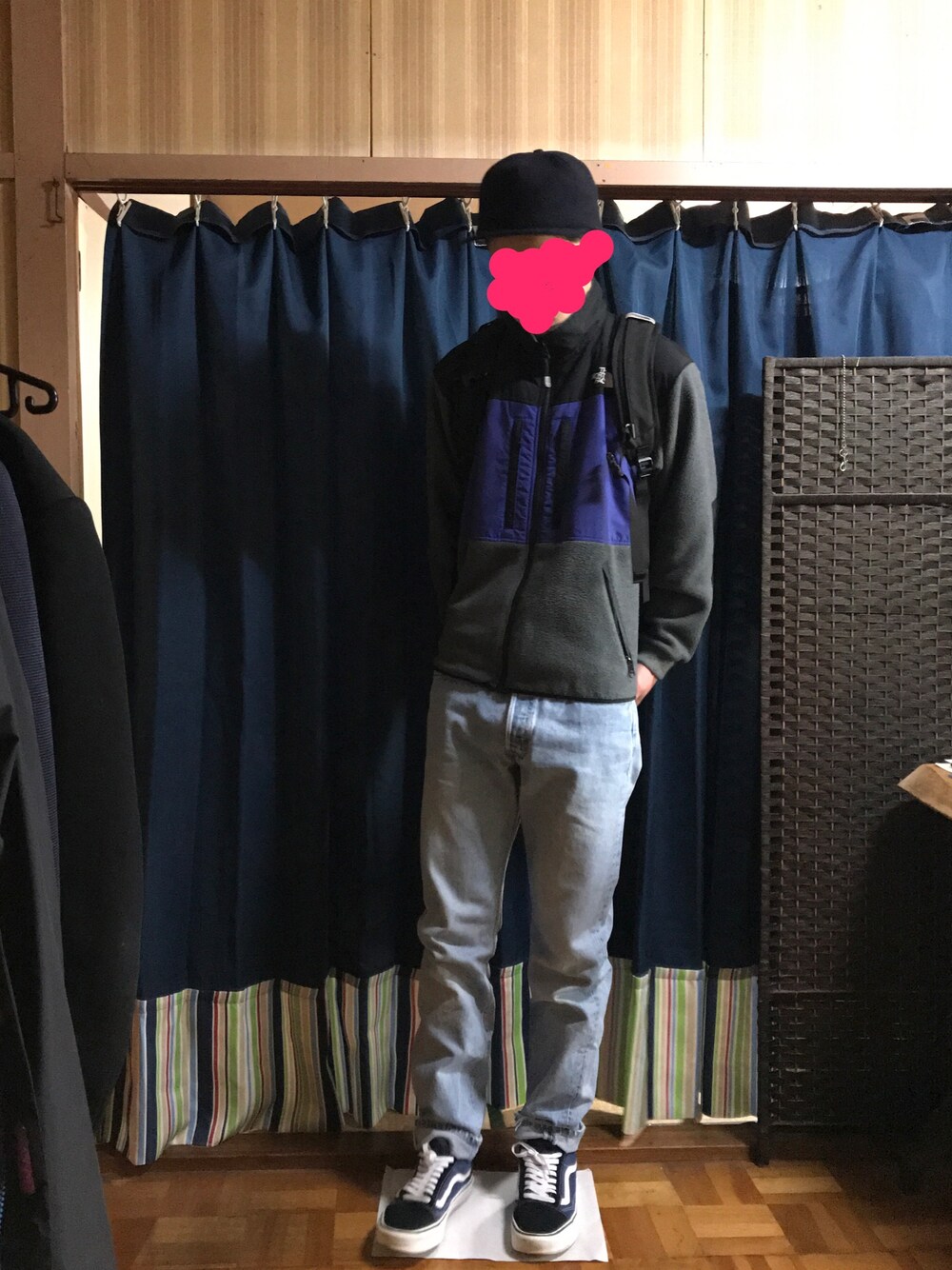 「休日スタイル、VANS、THE NORTH FACE、リュック、キャップ、リーバイス、Levi's、デニム、フリース、はるコーデ」｜「THE NORTH FACEのアイテム（バックパック/リュック、ブラック系）」を使った、もんべえさん（メンズ・180cm）の春コーディネートの1枚目の写真