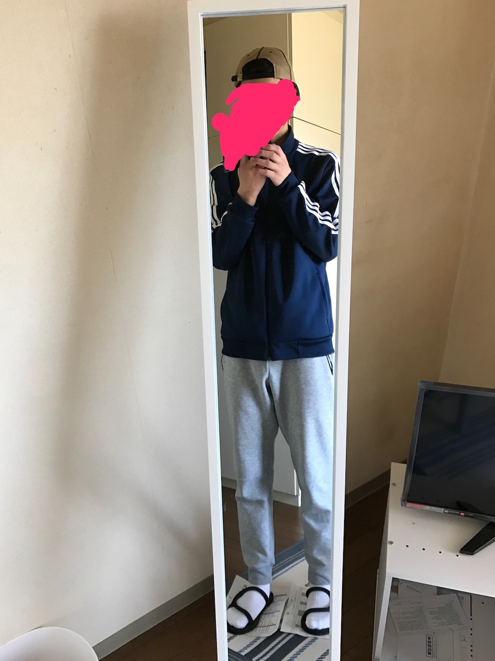 「アディダス、adidas、ユニクロ、サンダル、サンダルに靴下、サンダル×靴下」｜「adidasのアイテム（ジャケット/アウター、ブルー系）」を使った、もんべえさん（メンズ・180cm）の春コーディネートの1枚目の写真