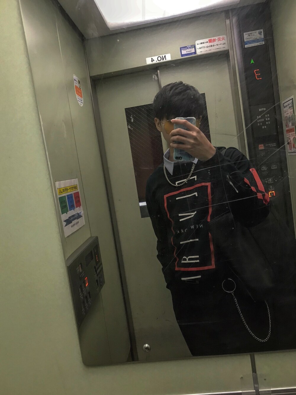「おしゃれさんと繋がりたい、ブラック、ストリート、韓国ファッション、シャツスタイル、ワイドパンツ、ロンT、カラーサングラス」｜「FOREVER 21のアイテム（サングラス、イエロー系）」を使った、ひろむーみんさん（メンズ・174cm）の春コーディネートの1枚目の写真