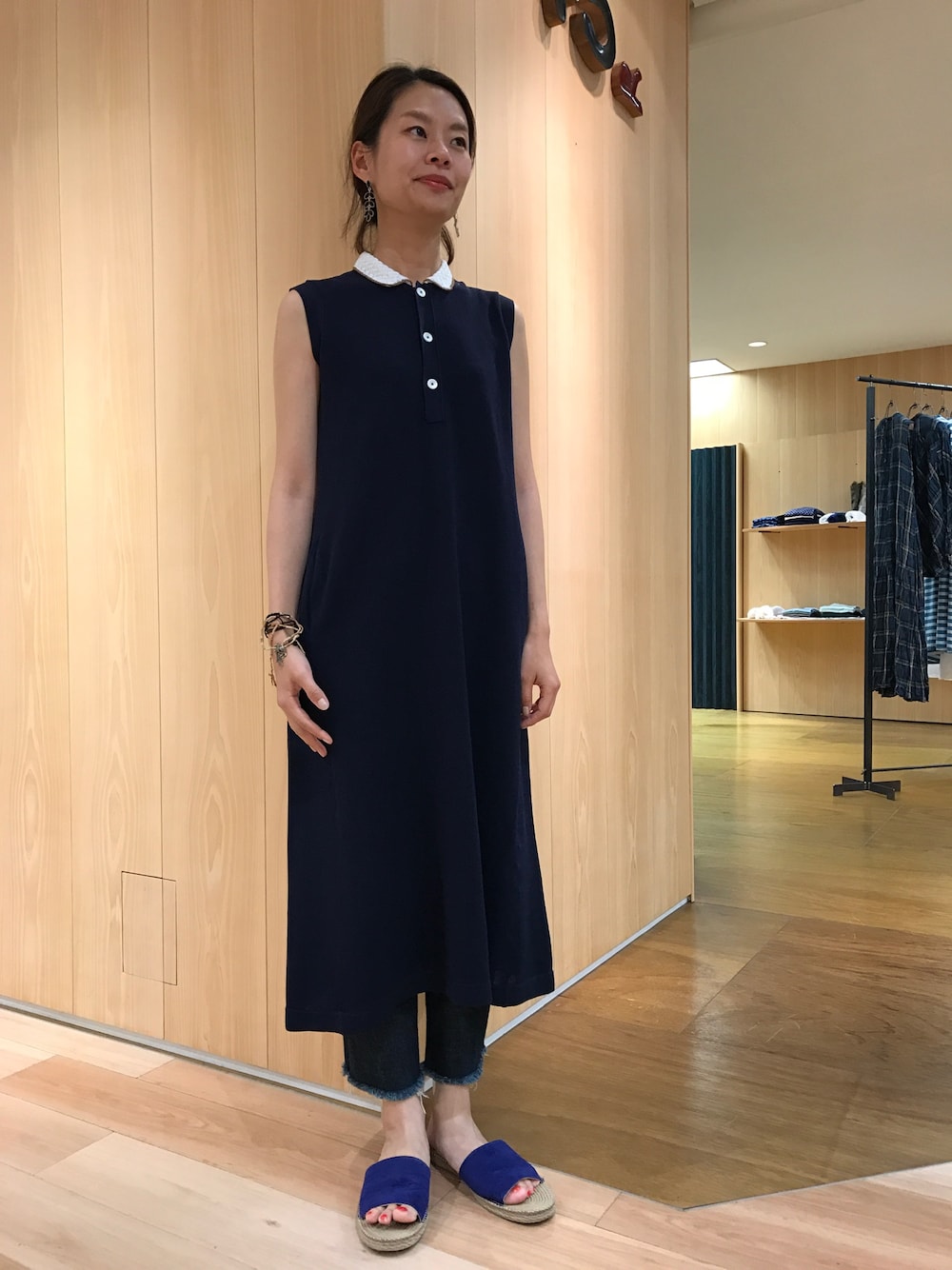 「デニム、ワンピース、夏、フリンジ、45R、ビームス、ザラ、ノースリーブ、カジュアルコーデ、ペタンコサンダル」｜「45Rのアイテム（ワンピース、ホワイト系）」を使った、HANさん（レディース・162cm）の春コーディネートの1枚目の写真
