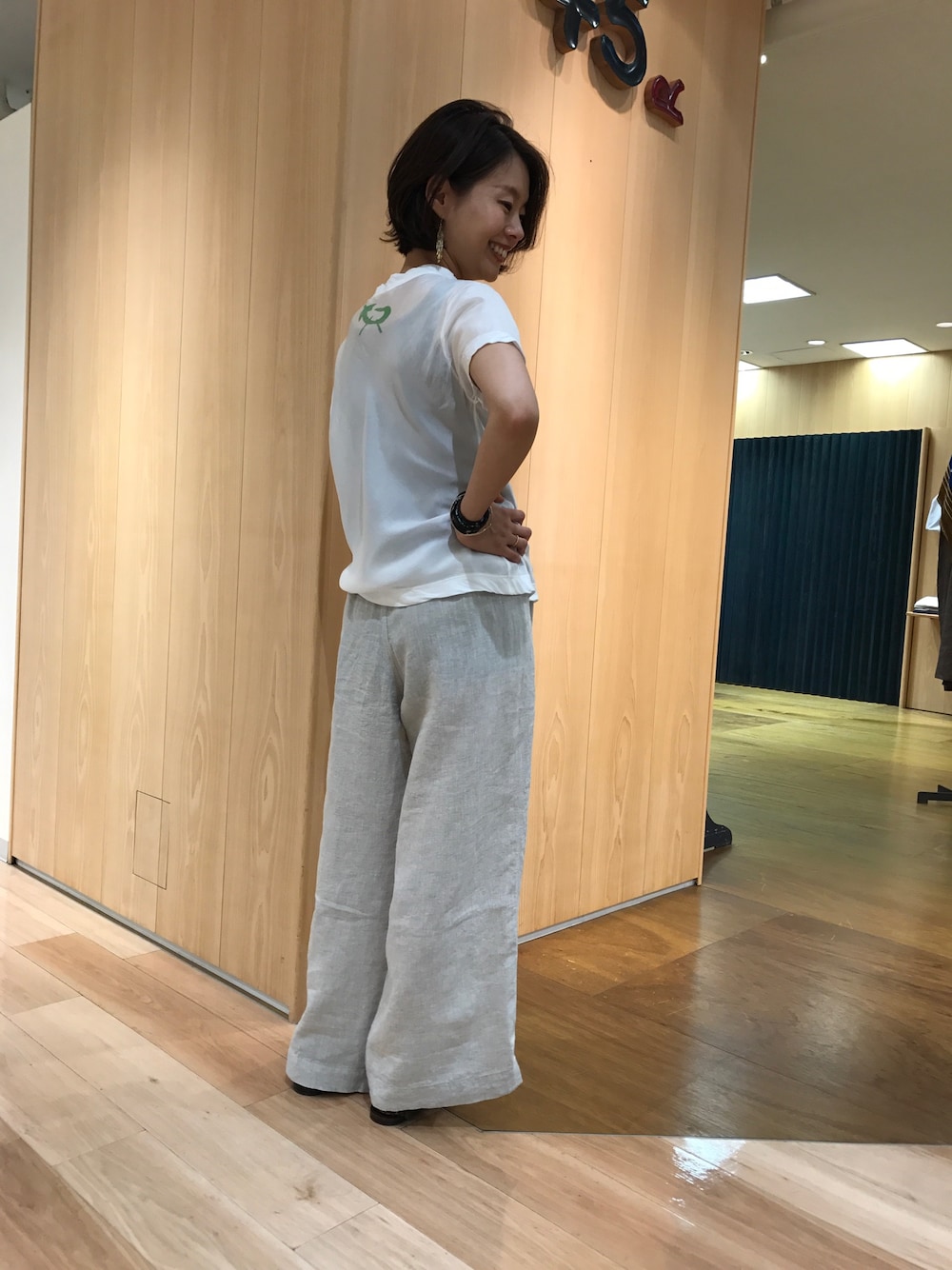 「45R、夏コーデ、カジュアル、シンプル、ゆるコーデ、休日コーデ、Tシャツ、ホワイト、新作、シルク」｜「45Rの45星Tシャツ・シルク（Rナス）（Tシャツ/カットソー、ホワイト系）」を使った、HANさん（レディース・162cm）の夏コーディネートの1枚目の写真