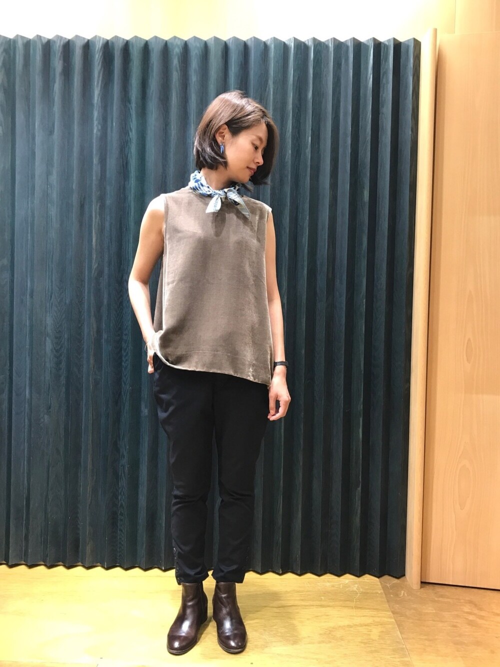 「シンプル、グレー、BEAMS、ベルベット、ショートブーツ、秋色、バンダナ、45R、カジュアルコーデ、初挑戦アイテム」｜「45Rのベルベットイヤリング（イヤリング、ブルー系）」を使った、HANさん（レディース・162cm）の夏コーディネートの1枚目の写真