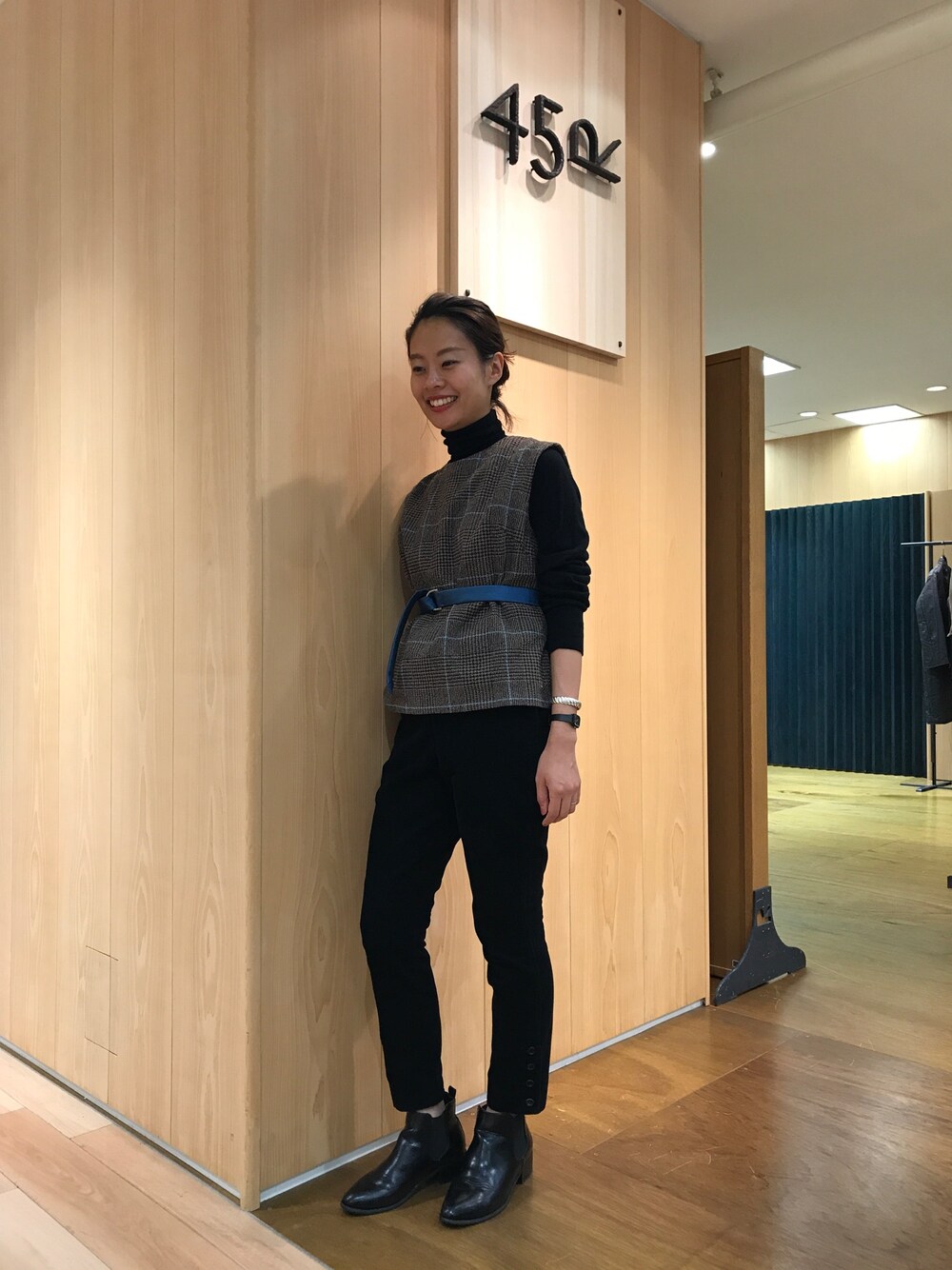 「45R、BEAMS、タートル、シンプルコーデ、秋コーデ、カジュアルコーデ、きれいめカジュアル、黒スキニー、ショートブーツ、ベスト」｜「45Rのスビン超ガーゼタートル（Tシャツ/カットソー、ブラック系）」を使った、HANさん（レディース・162cm）の秋コーディネートの1枚目の写真