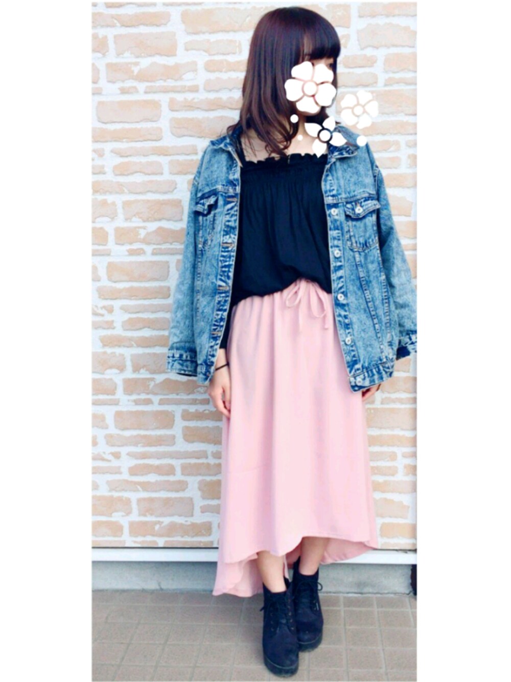 ブラック系のシャツ/ブラウス、ピンク系のスカート、ブラック系のブーツを着用したレディースの春コーディネートの1枚目の写真