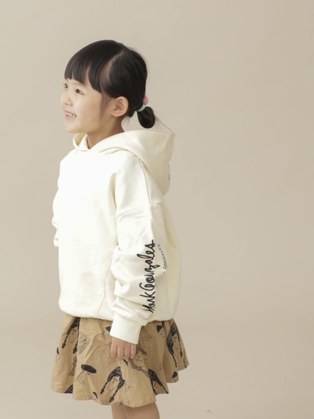 ベージュ系のパーカーを着用したキッズの秋コーディネートの1枚目の写真