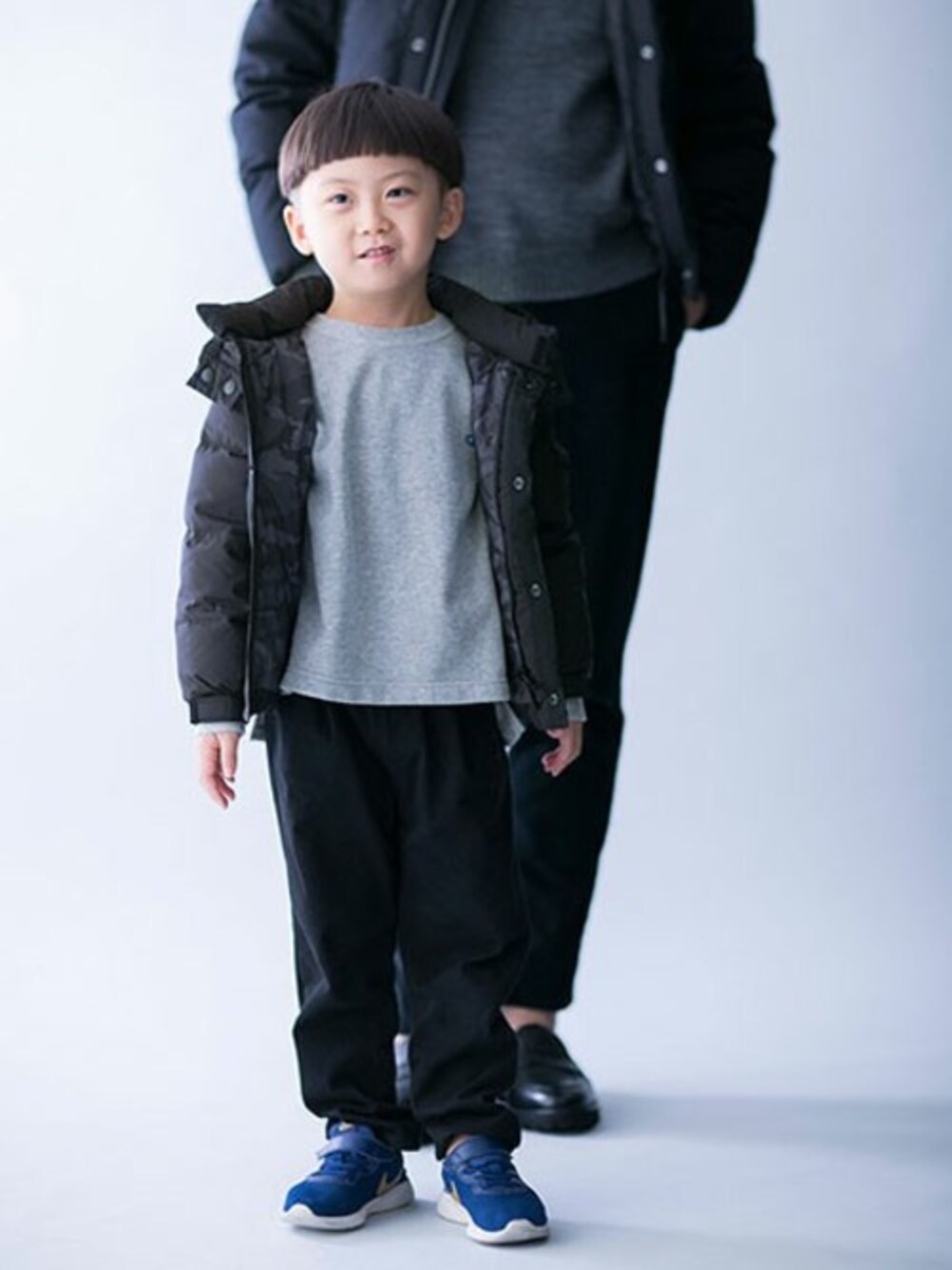 「ダウンジャケット、Champion、子供服、キッズコーデ、男の子、キッズ、男の子コーデ、西川ダウン、リンクコーデ、キッズファッション」｜「NANO universeの西川ダウンKIDS/G2ダウン（ダウンジャケット/コート、ブラック系）」を使った、nano・universe KIDSさん（キッズ・113cm）の秋コーディネートの1枚目の写真