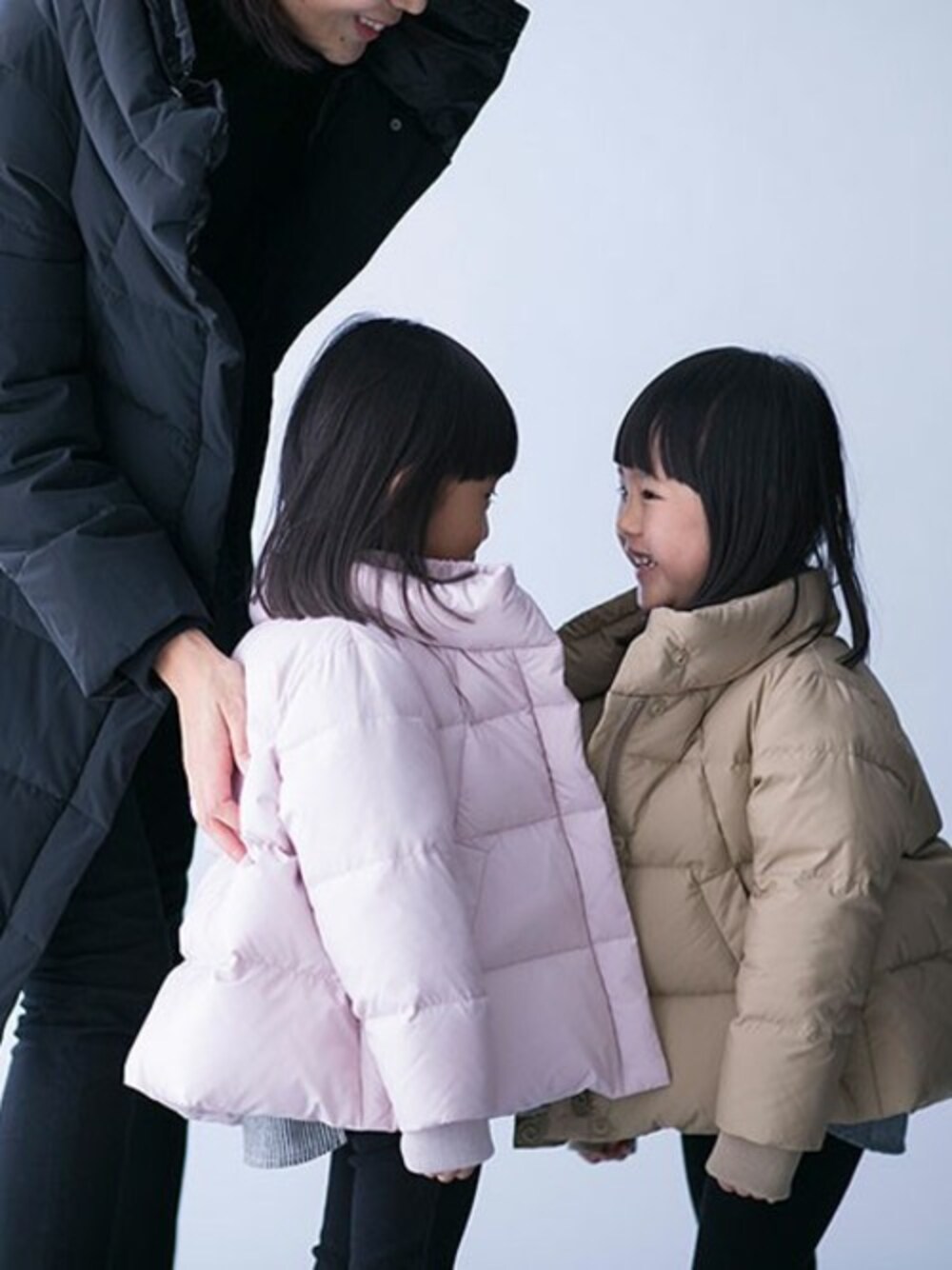 「ダウンジャケット、ダウン、キッズコーデ、キッズ、女の子、女の子コーデ、双子コーデ、西川ダウン、リンクコーデ、キッズファッション」｜「NANO universeの西川ダウンKIDS/スタンドAラインダウン（ダウンジャケット/コート、ピンク系）」を使った、nano・universe KIDSさん（キッズ・100cm）の秋コーディネートの1枚目の写真