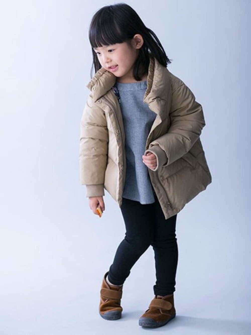 「ダウンジャケット、ダウン、子供服、キッズコーデ、キッズ、女の子、女の子コーデ、西川ダウン、リンクコーデ、キッズファッション」｜「NANO universeの西川ダウンKIDS/スタンドAラインダウン（ダウンジャケット/コート、ベージュ系）」を使った、nano・universe KIDSさん（キッズ・100cm）の秋コーディネートの1枚目の写真