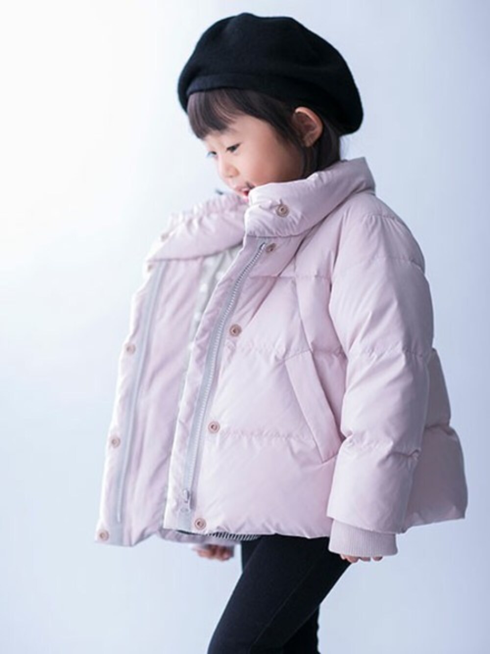 「ダウンジャケット、ダウン、子供服、キッズコーデ、キッズ、女の子、女の子コーデ、西川ダウン、リンクコーデ、キッズファッション」｜「NANO universeの西川ダウンKIDS/スタンドAラインダウン（ダウンジャケット/コート、ピンク系）」を使った、nano・universe KIDSさん（キッズ・102cm）の秋コーディネートの1枚目の写真