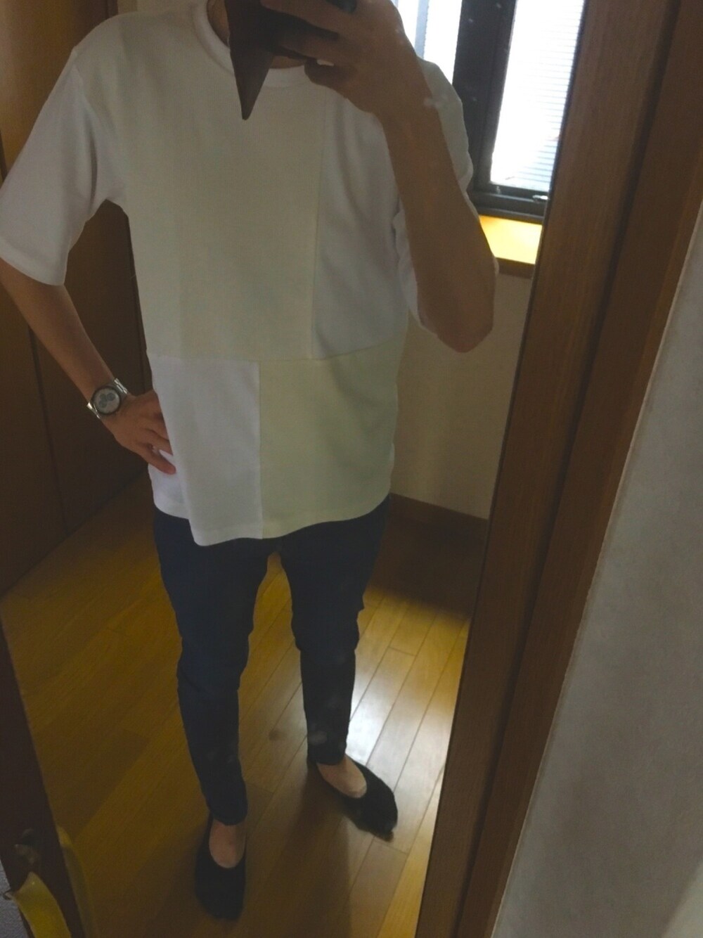 ホワイト系のTシャツ/カットソー、ブルー系のデニムパンツ、シルバー系のアナログ腕時計を着用したメンズの春コーディネートの1枚目の写真