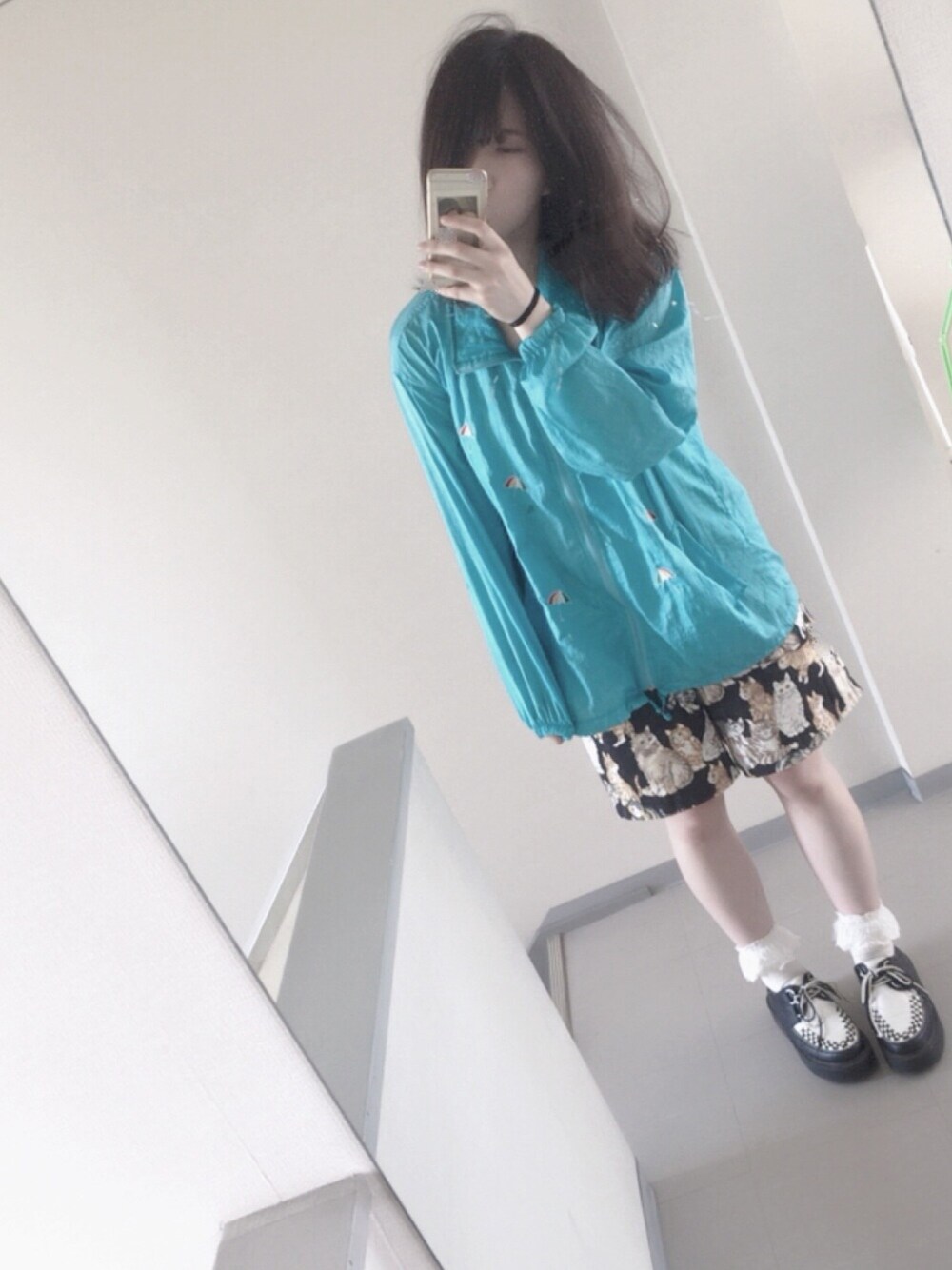 「梅雨、傘、ブルゾン、猫、短パン、ヨースケ、ラバーソール」｜「YOSUKEのアイテム（シューズ、ブラック系）」を使った、あさん（レディース・165cm）の春コーディネートの1枚目の写真