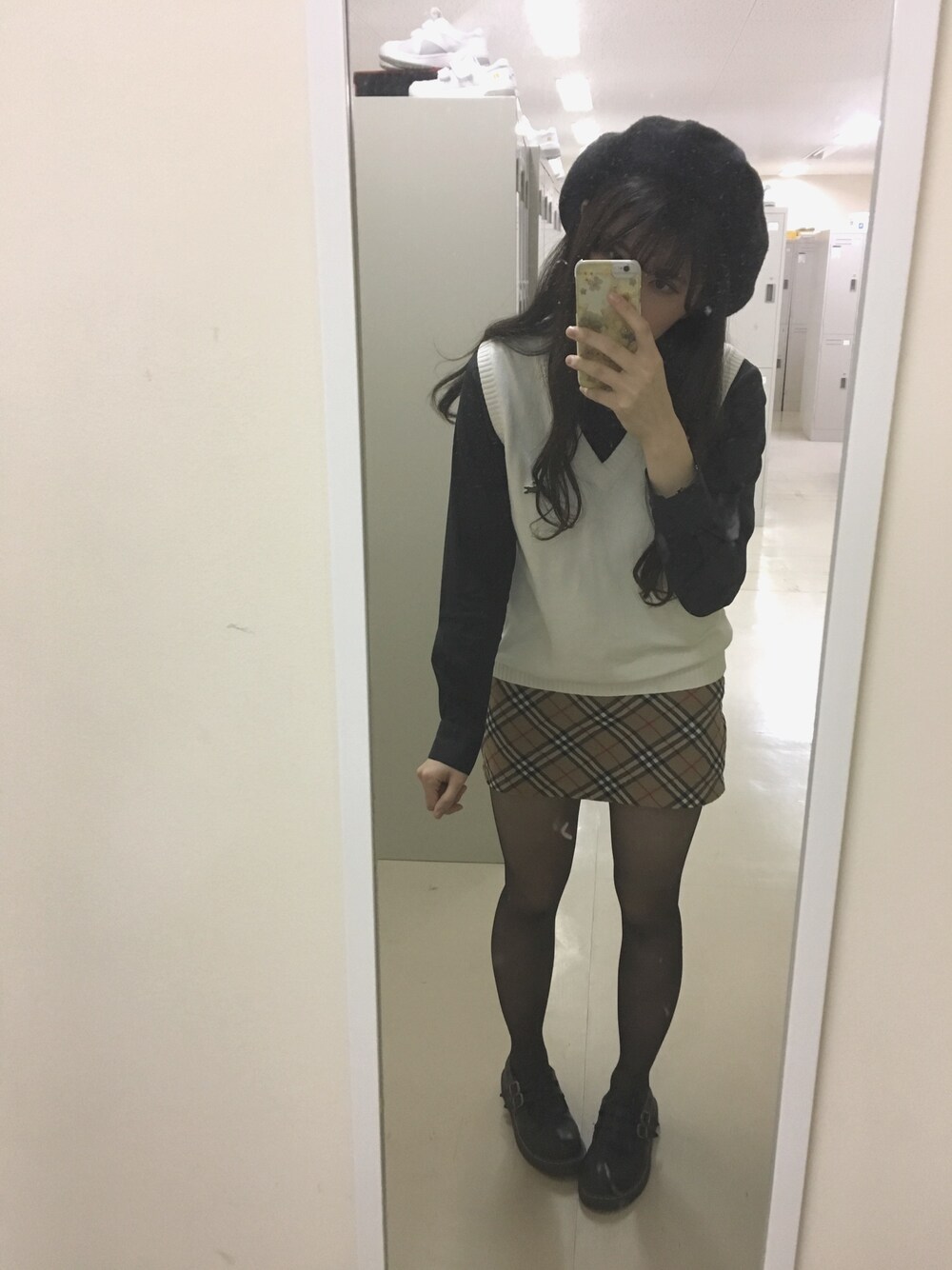 「ベレー帽、黒シャツ、LACOSTE、ベスト×シャツ、burberry、チェックスカート」｜「BURBERRYのアイテム（スカート、ベージュ系）」を使った、あさん（レディース・165cm）の秋コーディネートの1枚目の写真