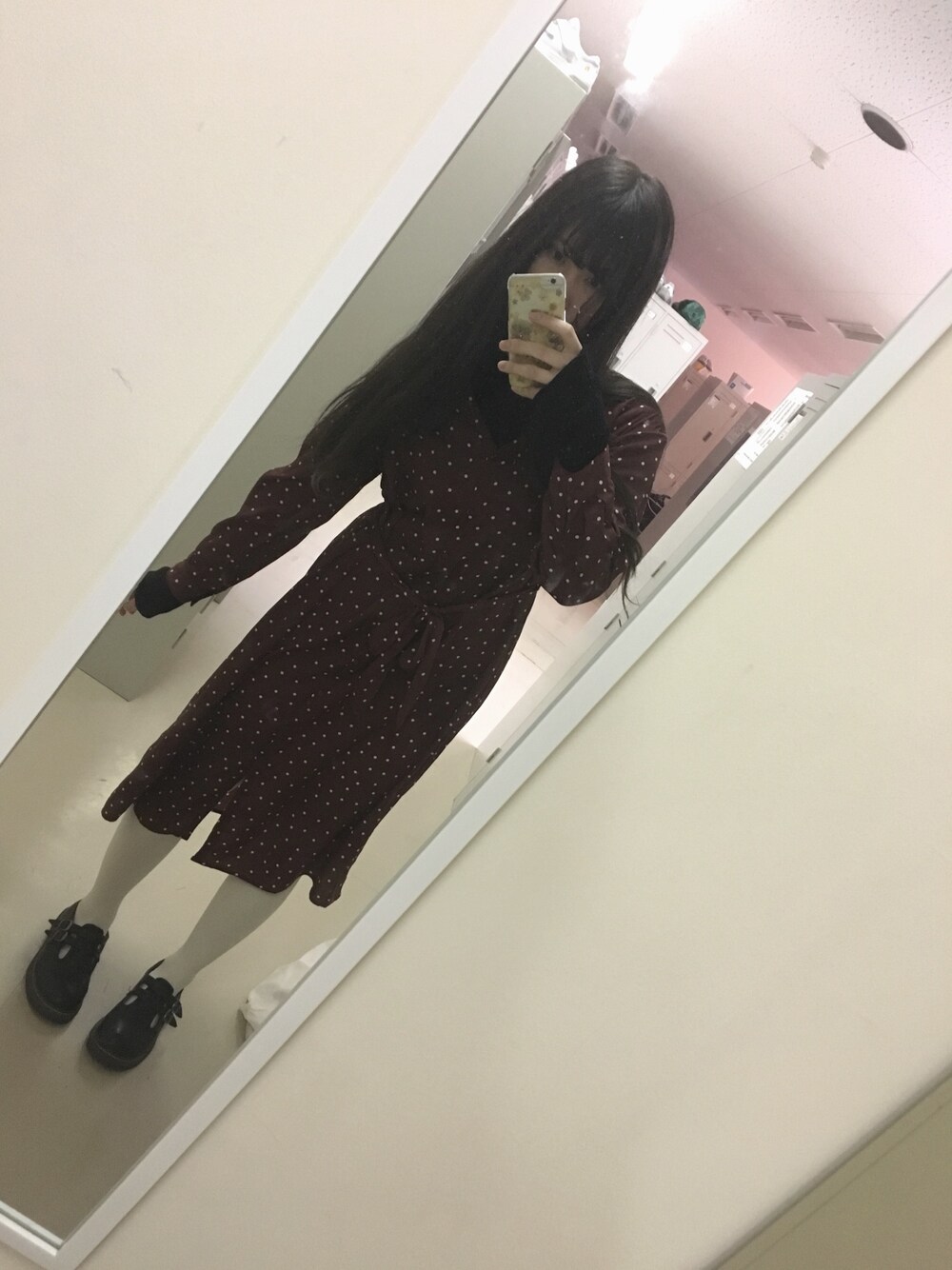 「水玉、ワンピース、白タイツ」｜「Right-onのアイテム（シャツワンピース、ブラウン系）」を使った、あさん（レディース・165cm）の冬コーディネートの1枚目の写真
