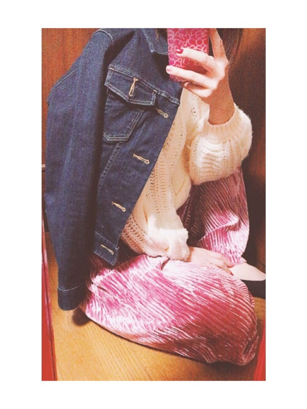 「デニムジャケット、ベロアパンツ、ニット、ホワイト、ピンク、white、pink、outfit、お洒落さんとつながりたい、followme」｜「DHOLICのアイテム（ニット/セーター、ホワイト系）」を使った、MiKittyさん（レディース・157cm）の冬コーディネートの1枚目の写真